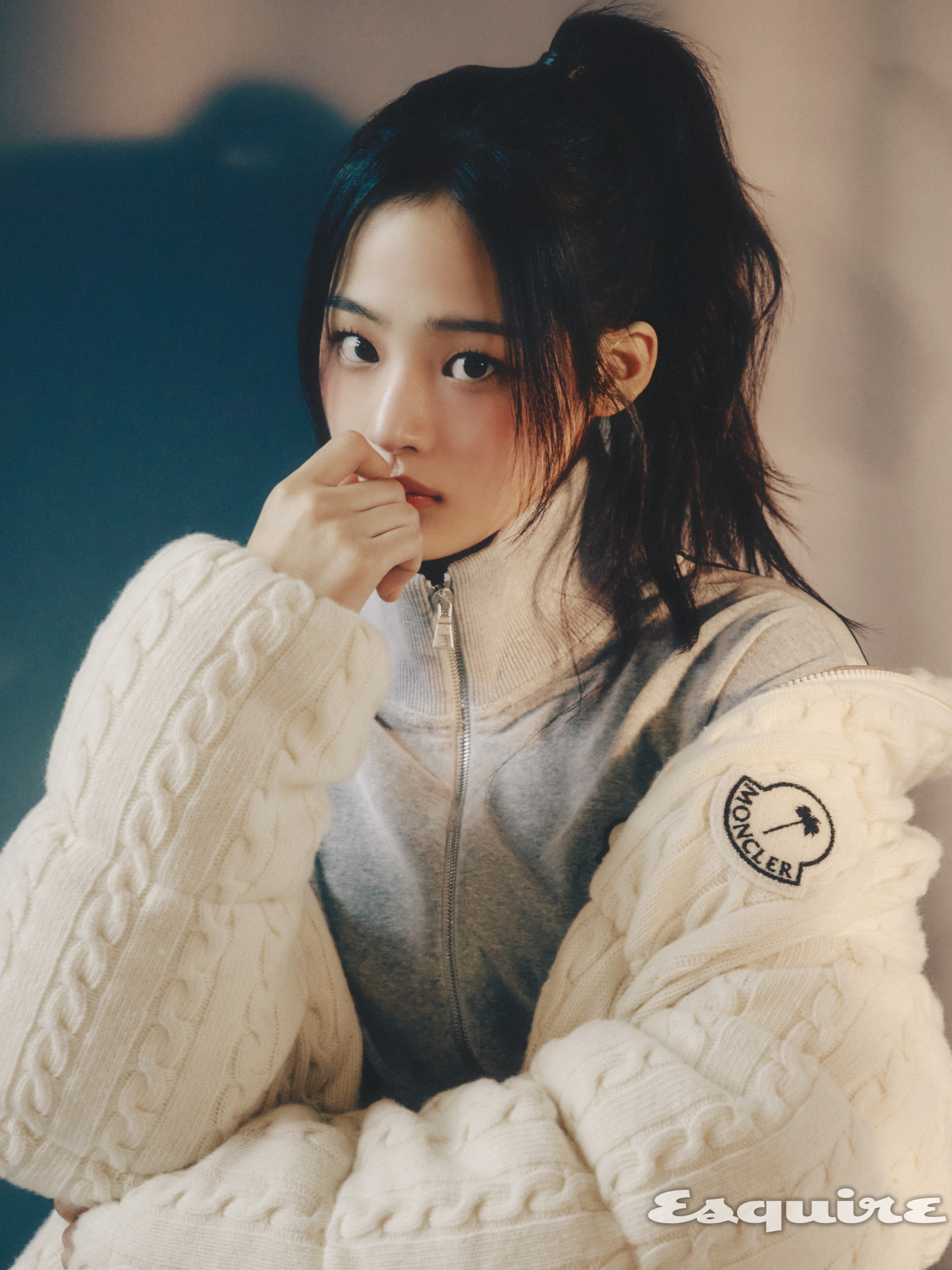 Moncler x Palm Angels Ramsau Short Down Jacket Black - 23FW, Moncler x Palm Angels Wool Beanie White - 23FW 착용 스타일 - 4