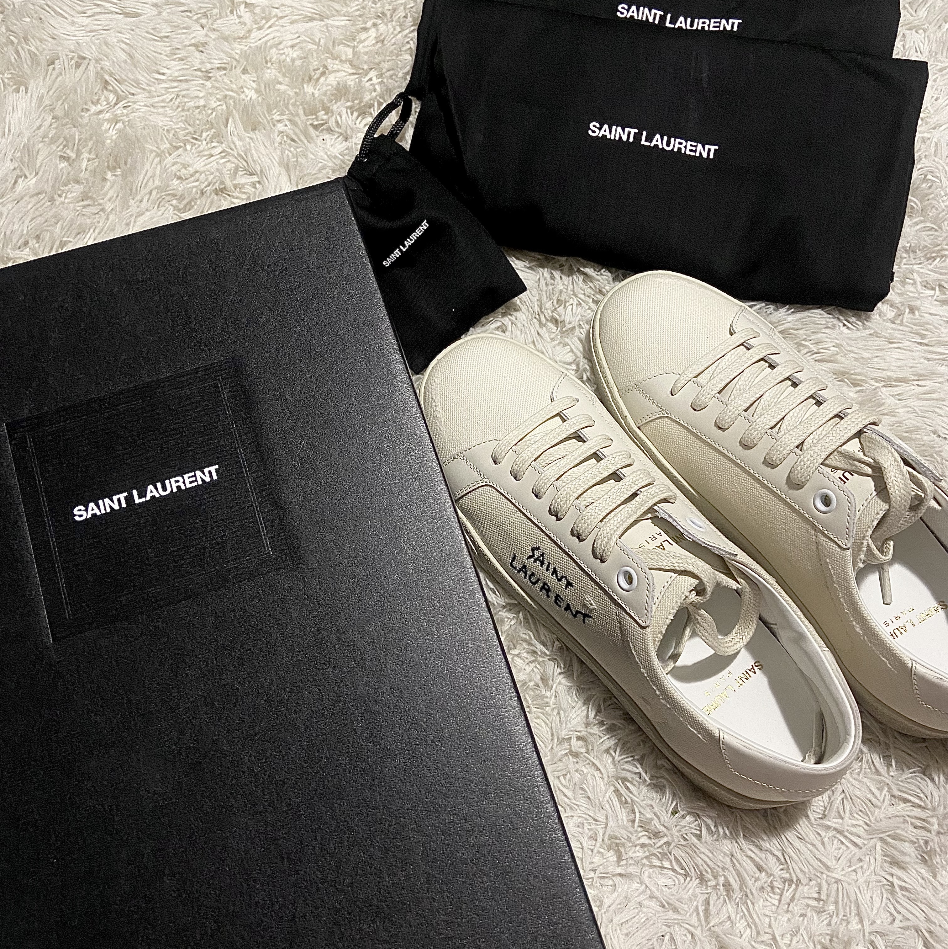 (W) Saint Laurent Court Classic SL/06 Sneakers Cream 착용 스타일 - 1