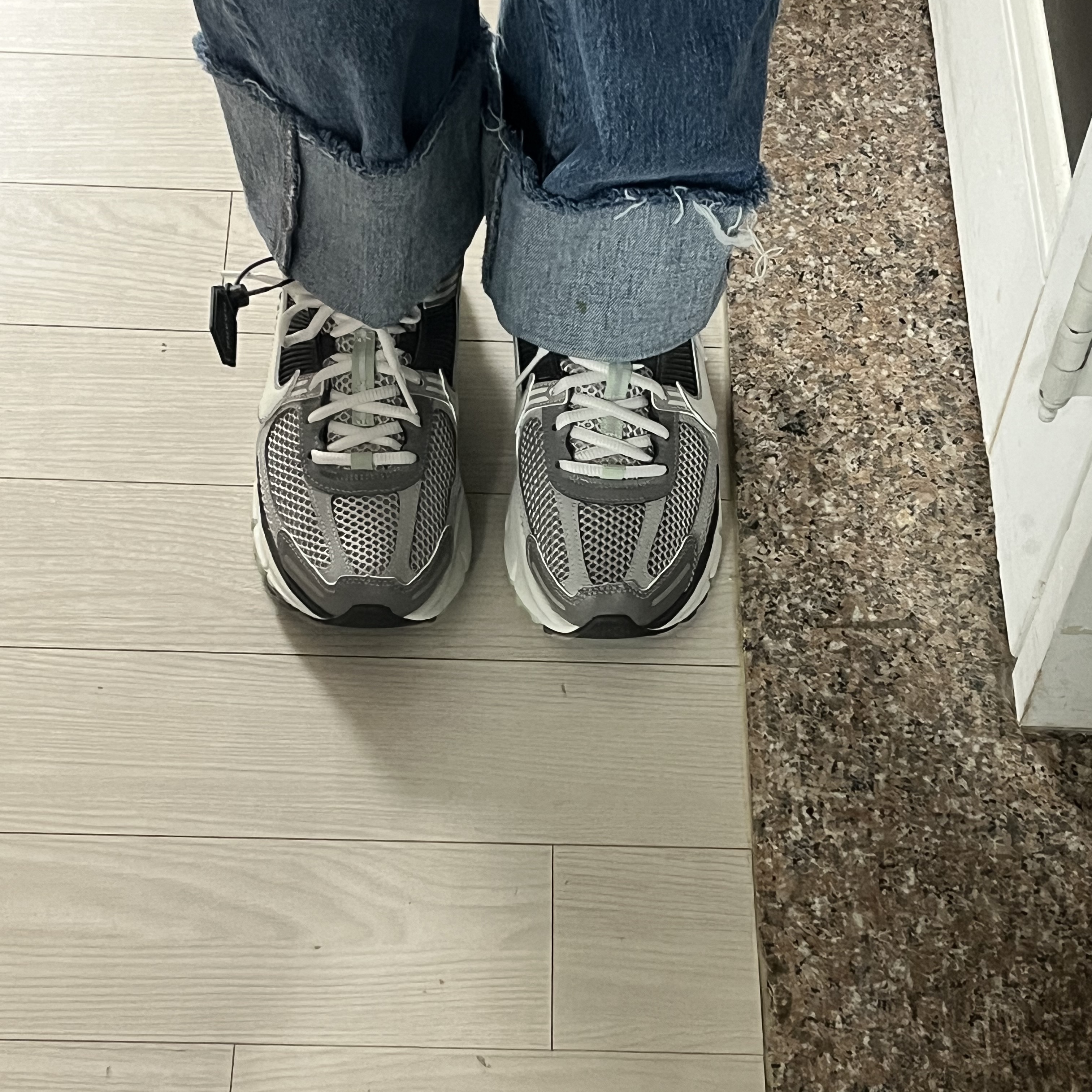 (W) Nike Zoom Vomero 5 Cobblestone and Flat Pewter 착용 스타일 - 2