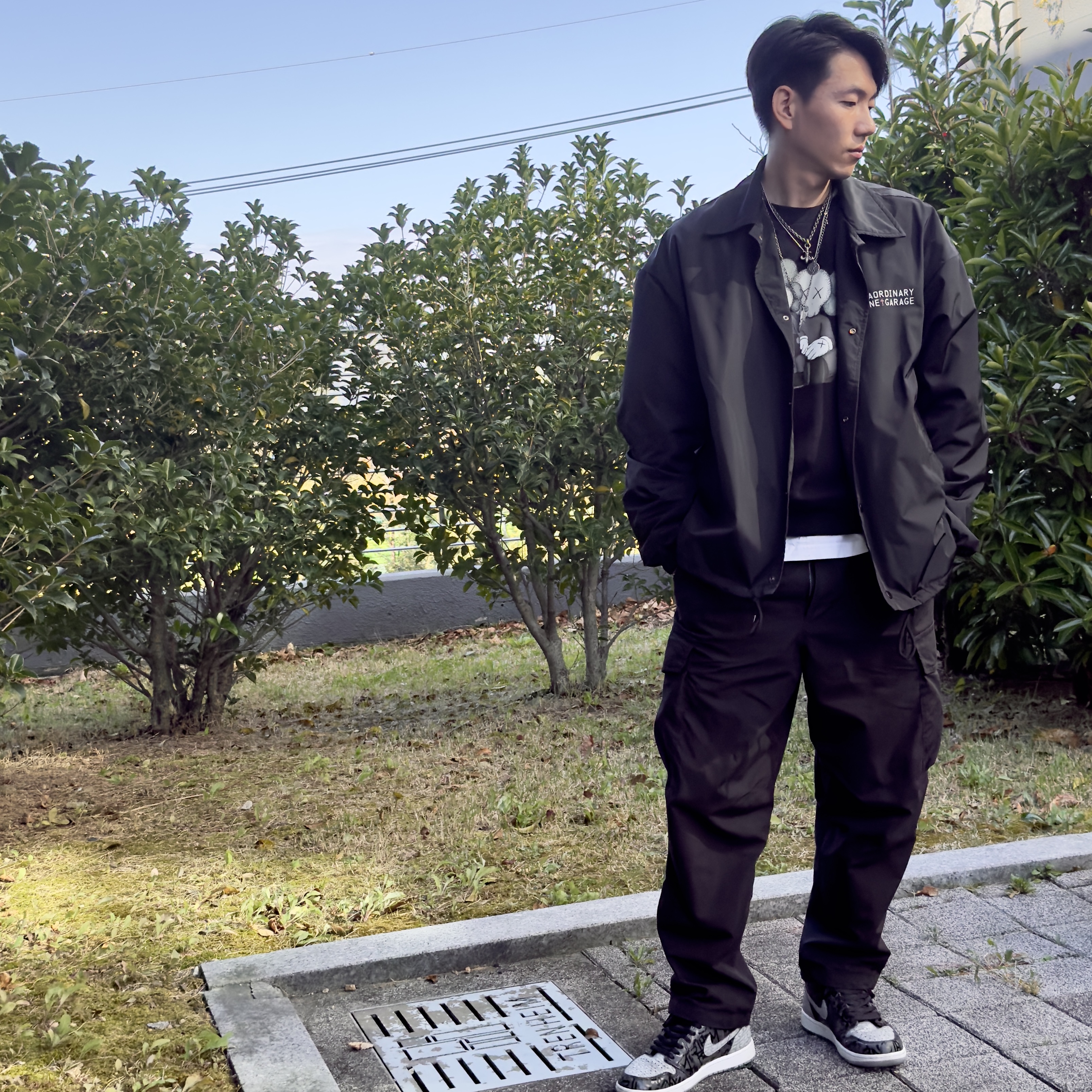 Jordan 1 Retro High OG Rebellionaire, Uniqlo UT x Kaws Long Sleeve Sweatshirt Black 착용 스타일 - 1