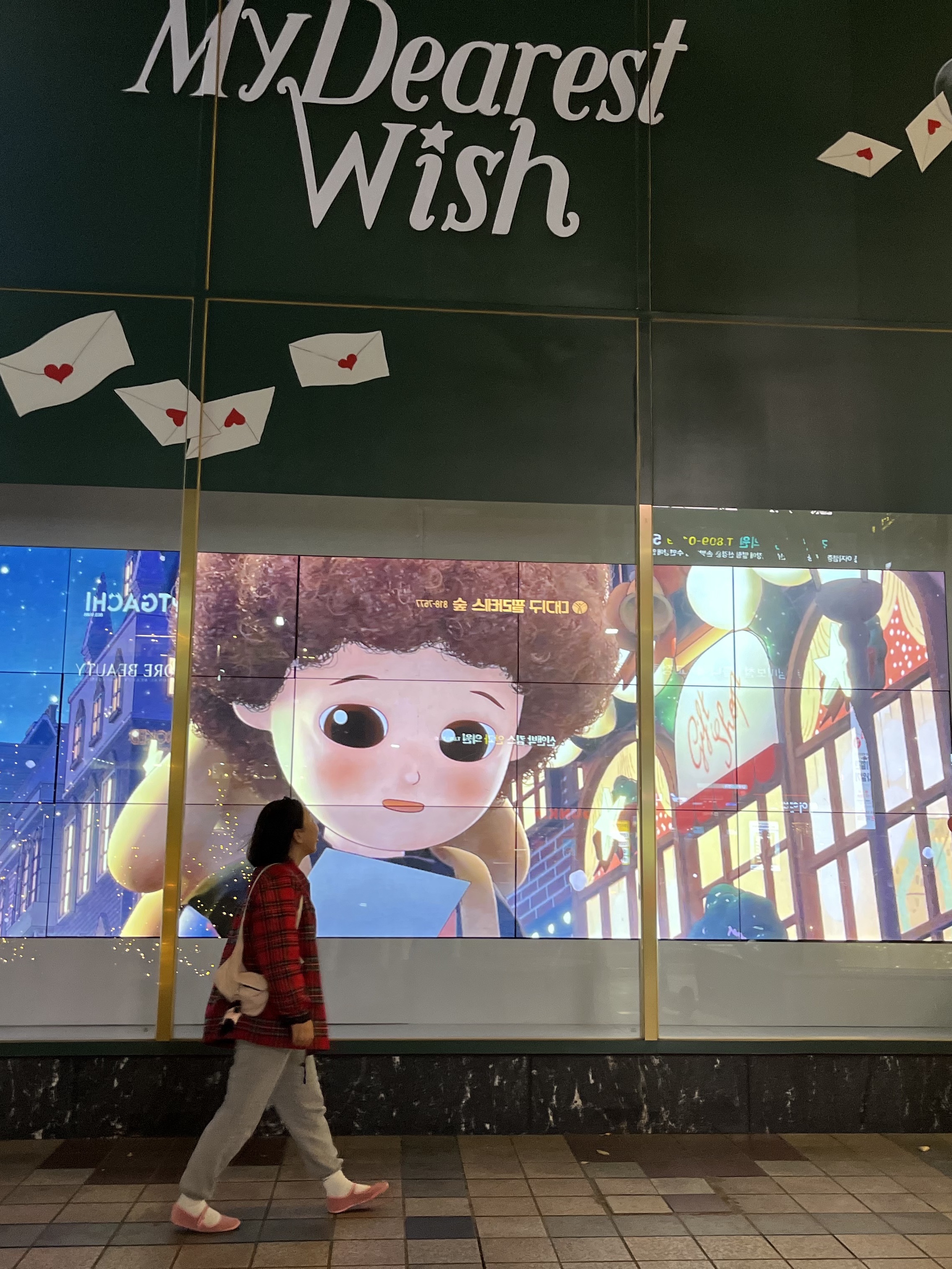 Uniqlo UT x Kaws Short Sleeve Graphic T-Shirt White - KR, STU x Monamhee Stu 착용 스타일 - 3