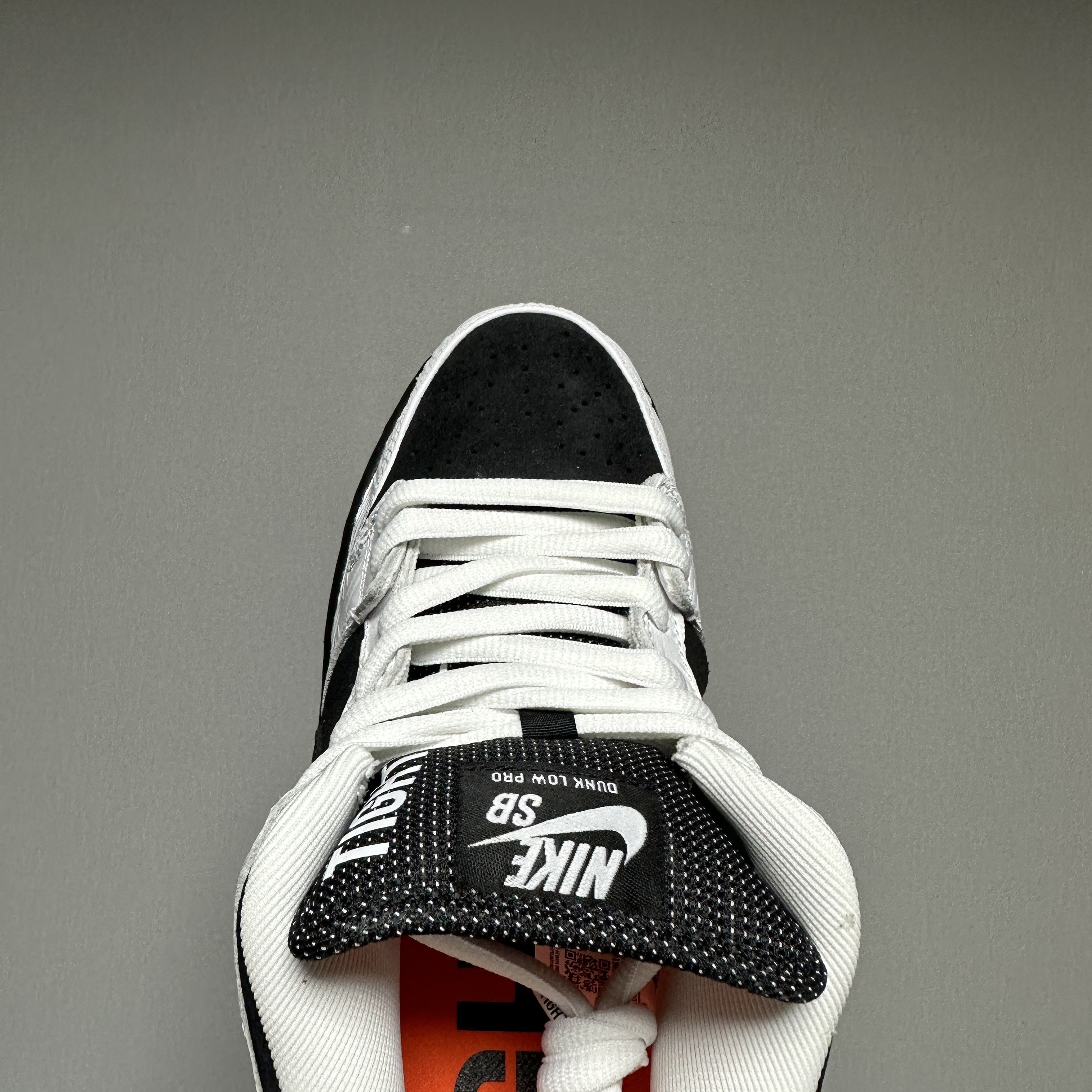 Nike x Tightbooth SB Dunk Low Pro Black and White 착용 스타일 - 2