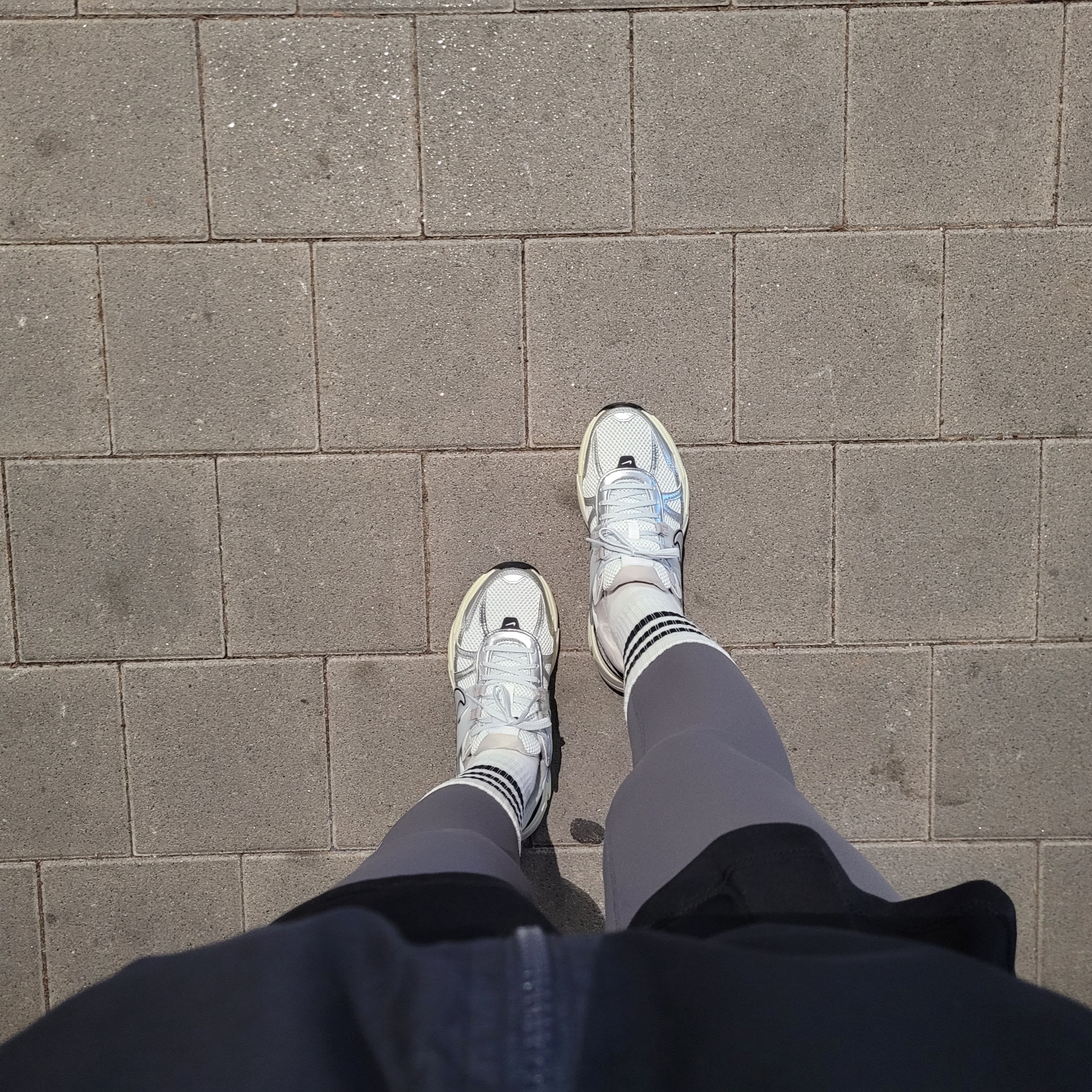 Nike V2K Run Summit White Metallic Silver 착용 스타일 - 4