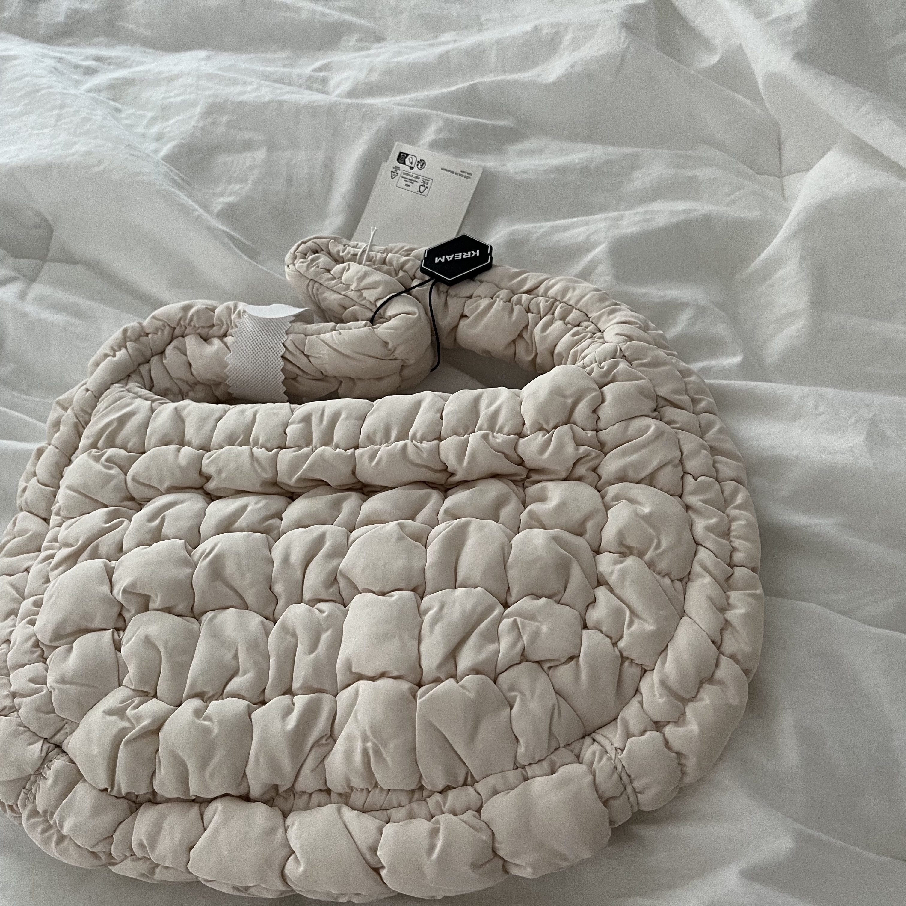 COS Quilted Mini Bag Cream 착용 스타일