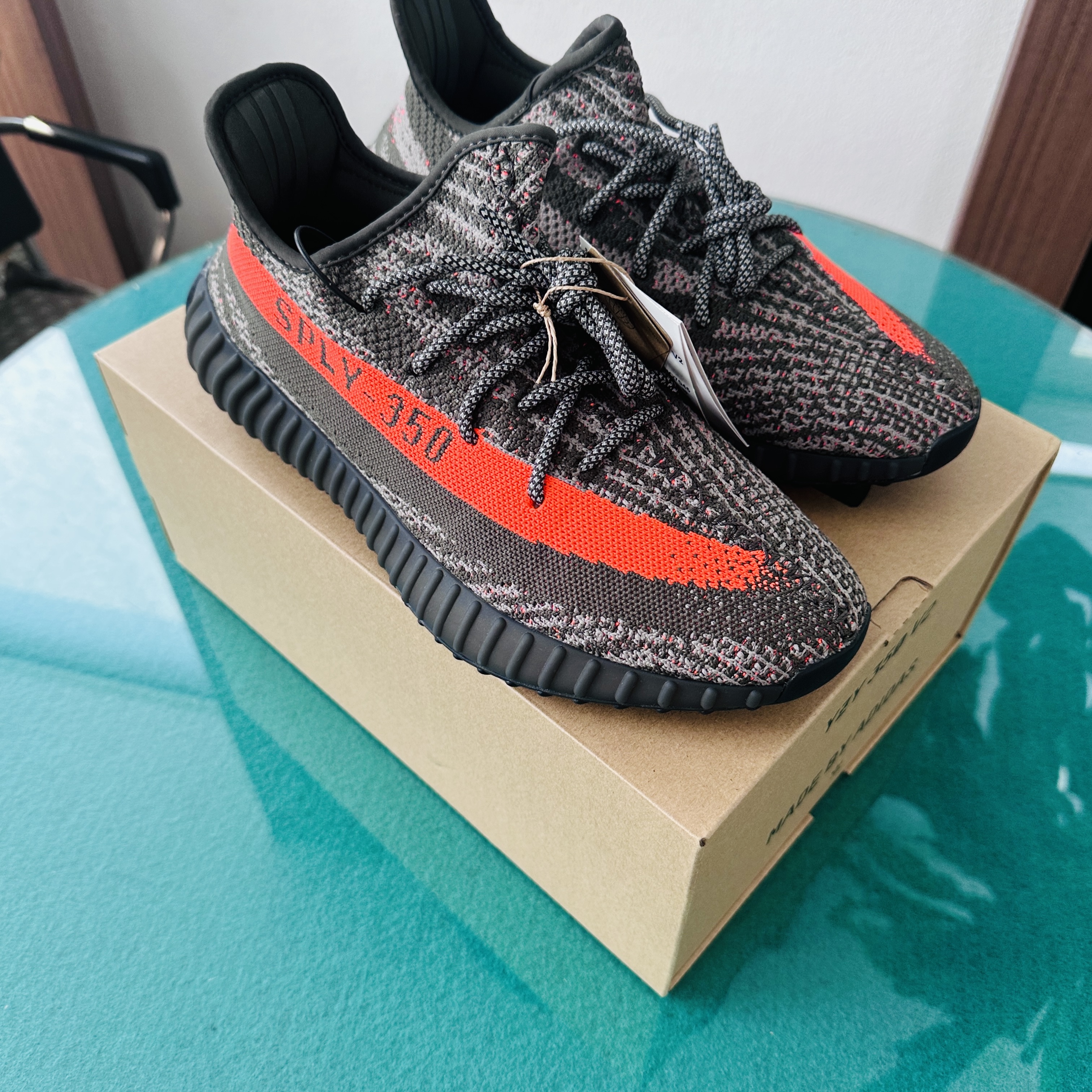 Adidas Yeezy Boost 350 V2 Carbon Beluga 착용 스타일 - 4
