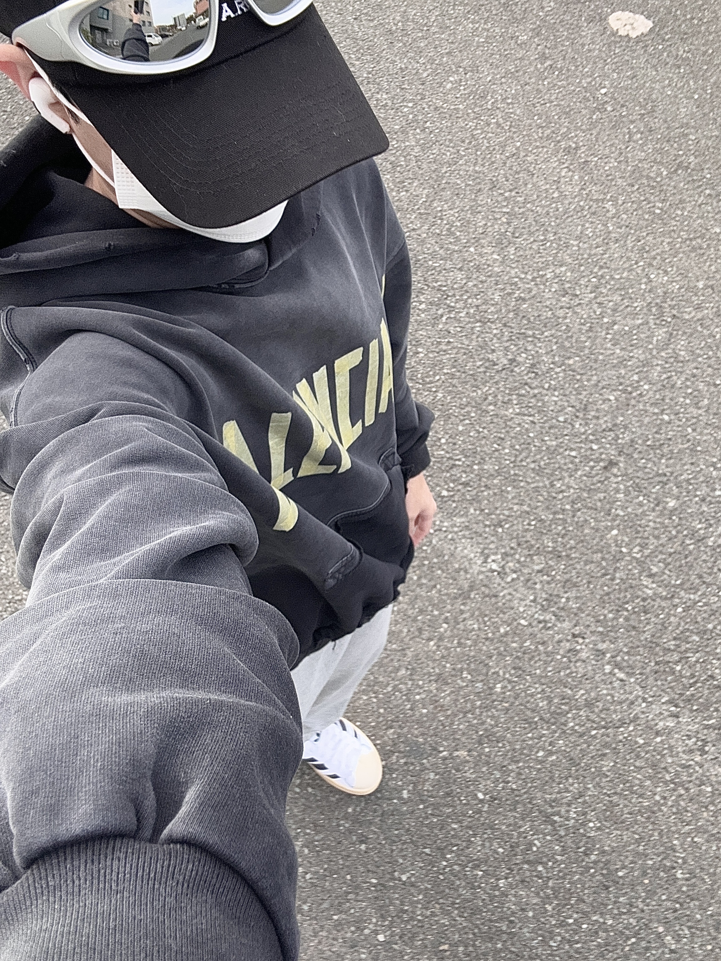 Balenciaga Tape Type Ripped Pocket Hoodie Large Fit Navy Blue, Adidas Puffylette Superstar Cloud White 착용 스타일 - 2