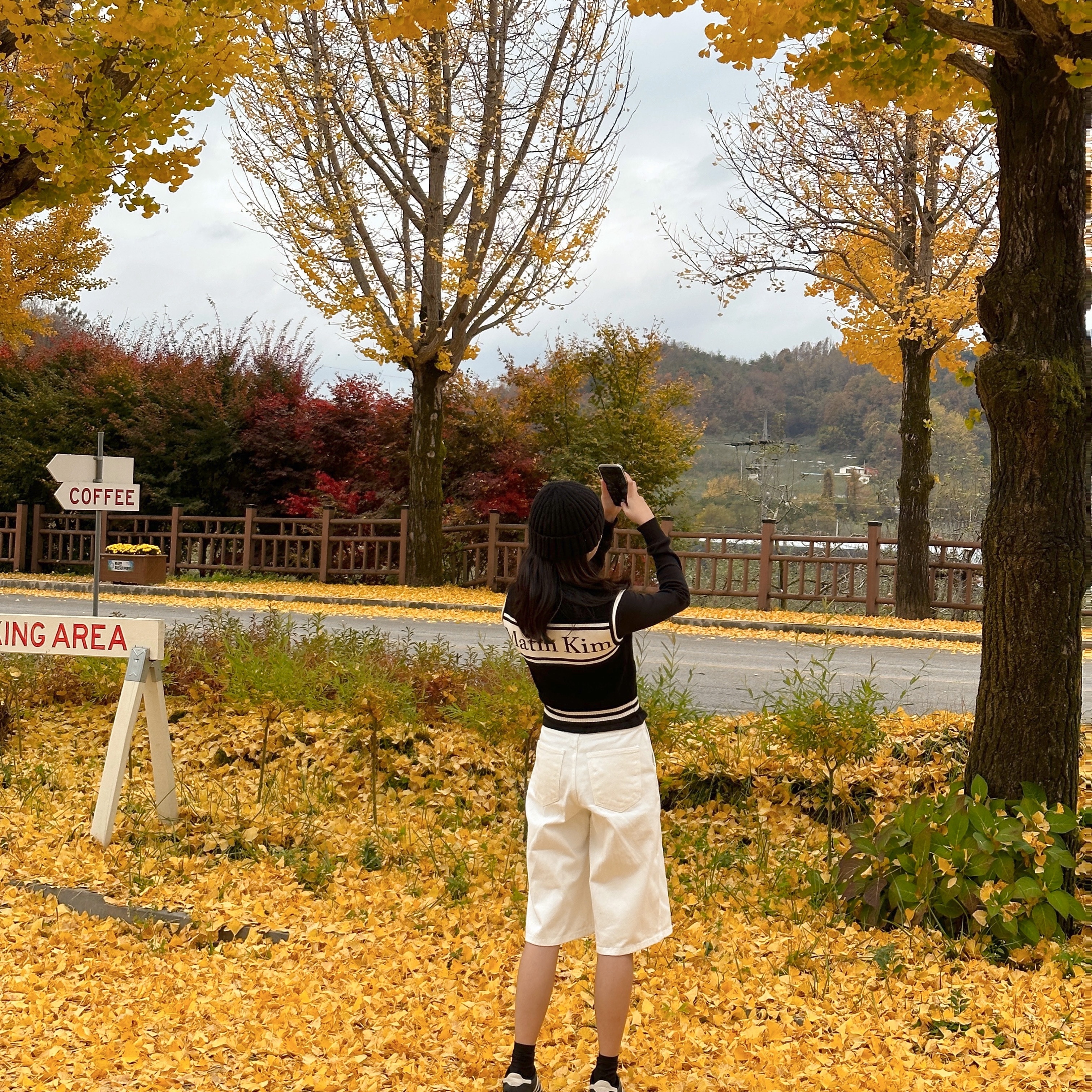 (W) Matin Kim Spell Point Stripe Knit Vest Black 착용 스타일