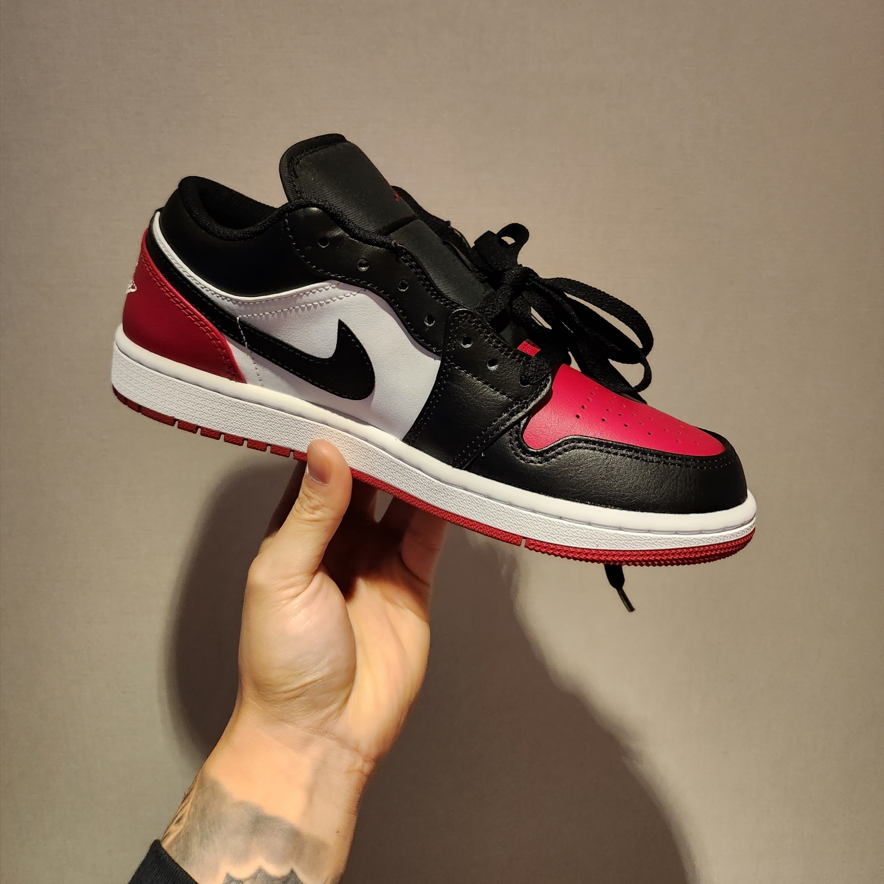 Jordan 1 Low White Varsity Red 착용 스타일