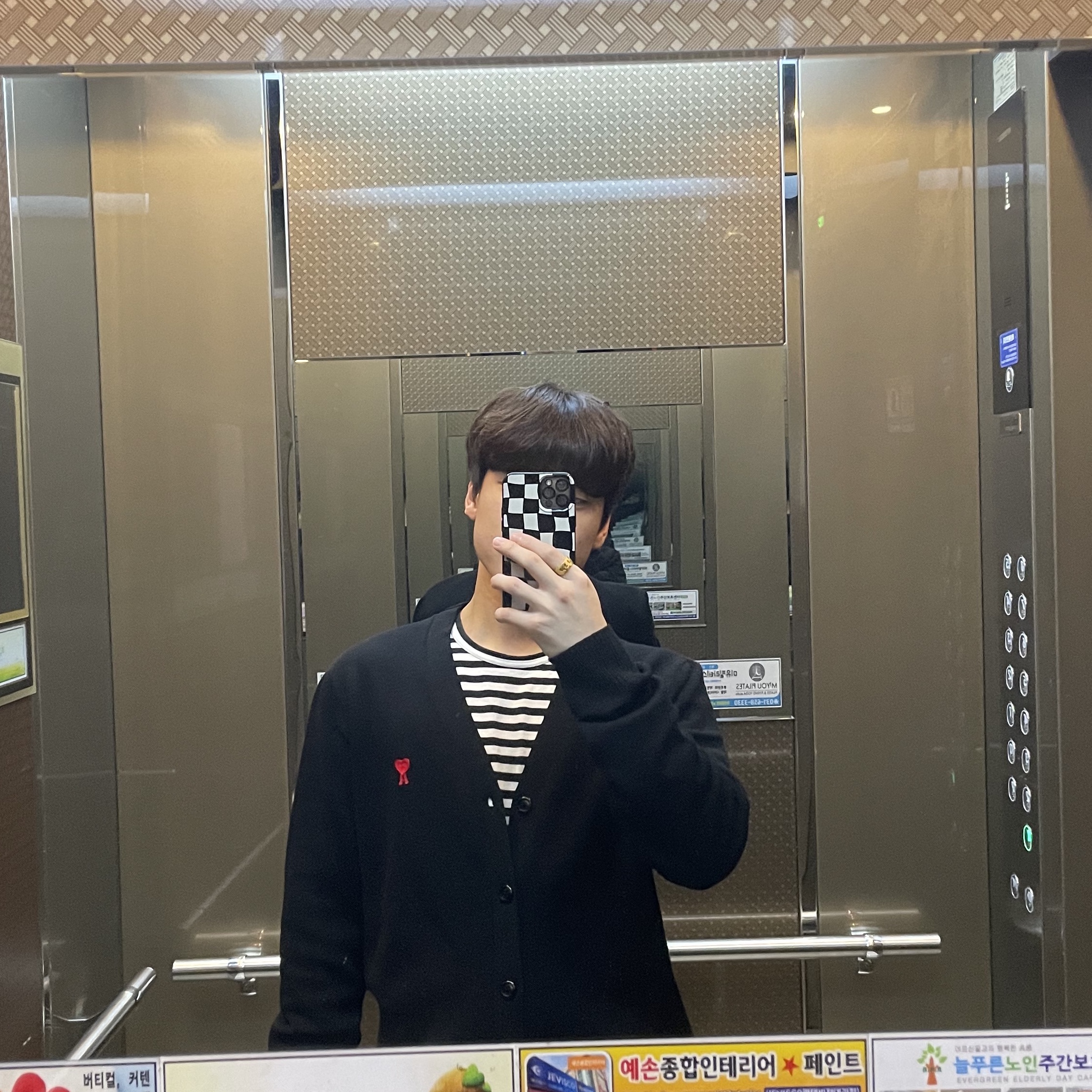 AMI de Coeur Wool Cardigan Black, Play Comme des Garcons Striped LS T-Shirt Black White 착용 스타일 - 2
