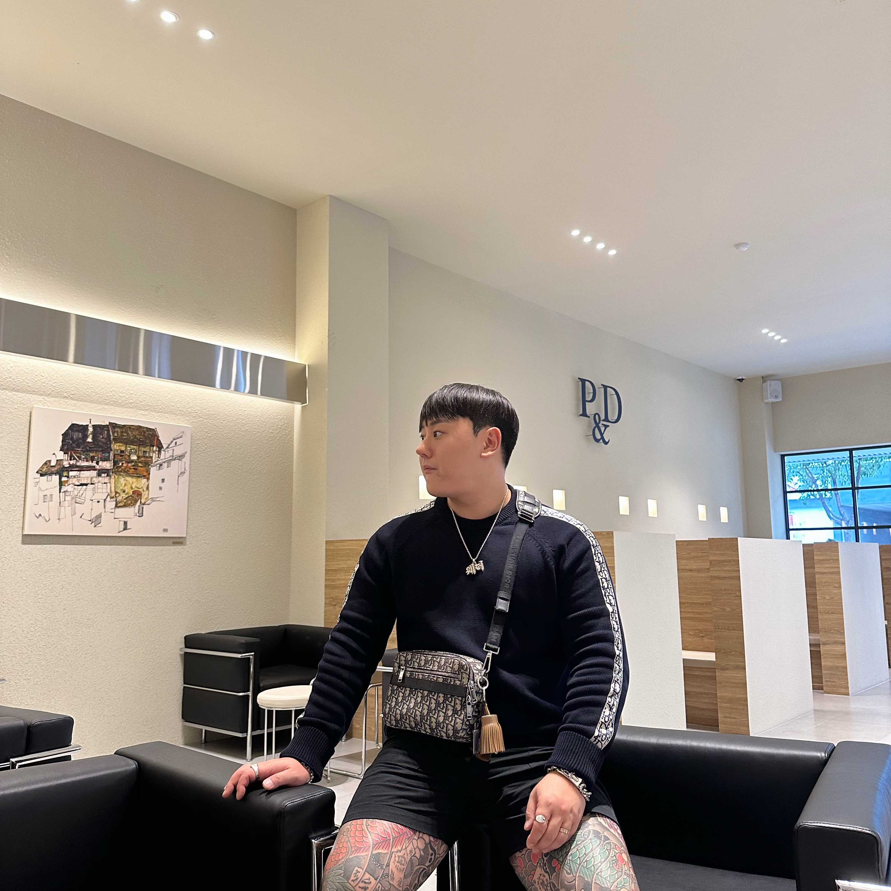Dior Sweater with Dior Oblique Inserts Cotton Jersey Deep Blue, Dior Maxi Safari Bag With Strap Beige Black 착용 스타일 - 2