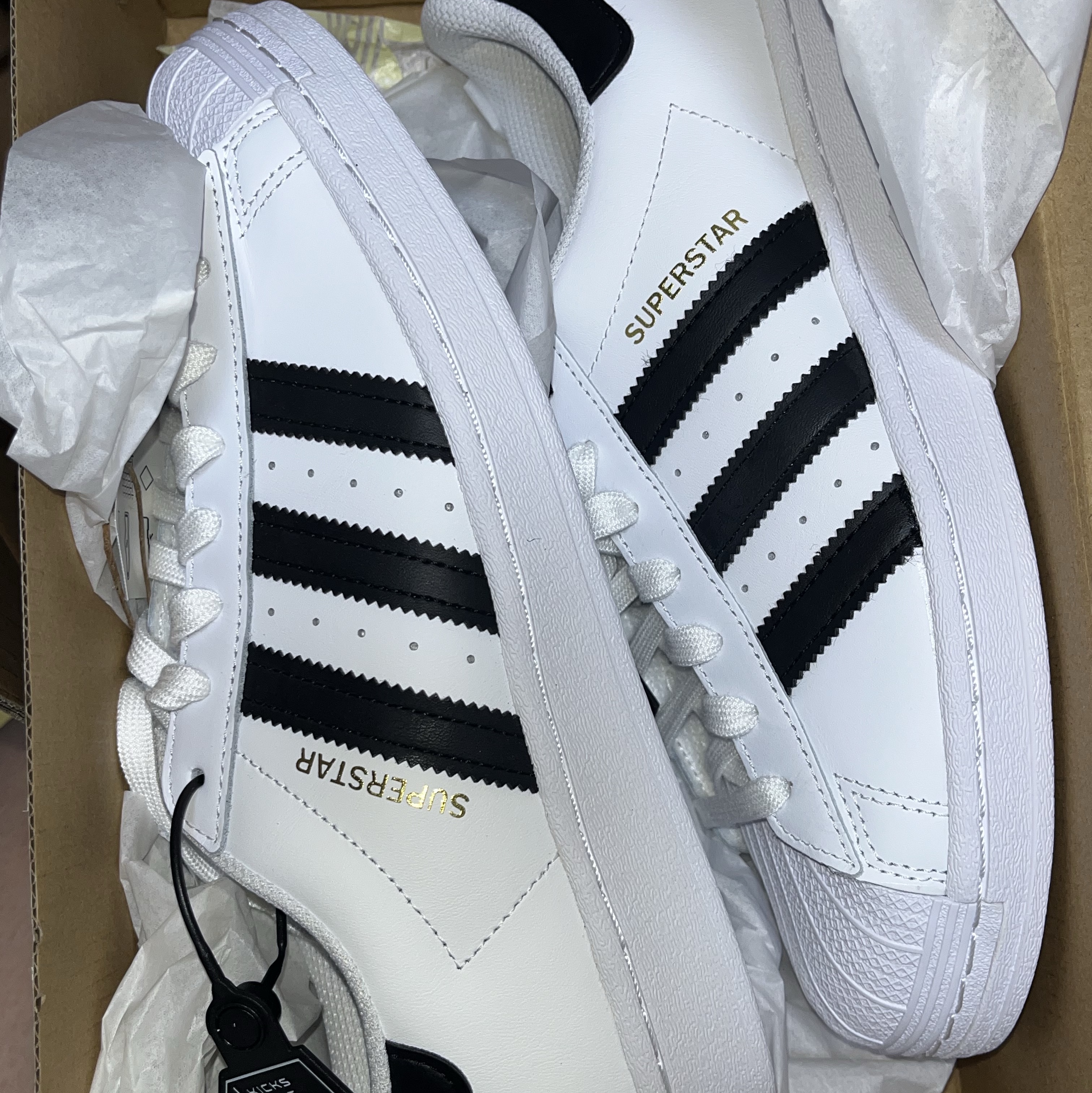 Adidas Superstar White Black 착용 스타일 - 1