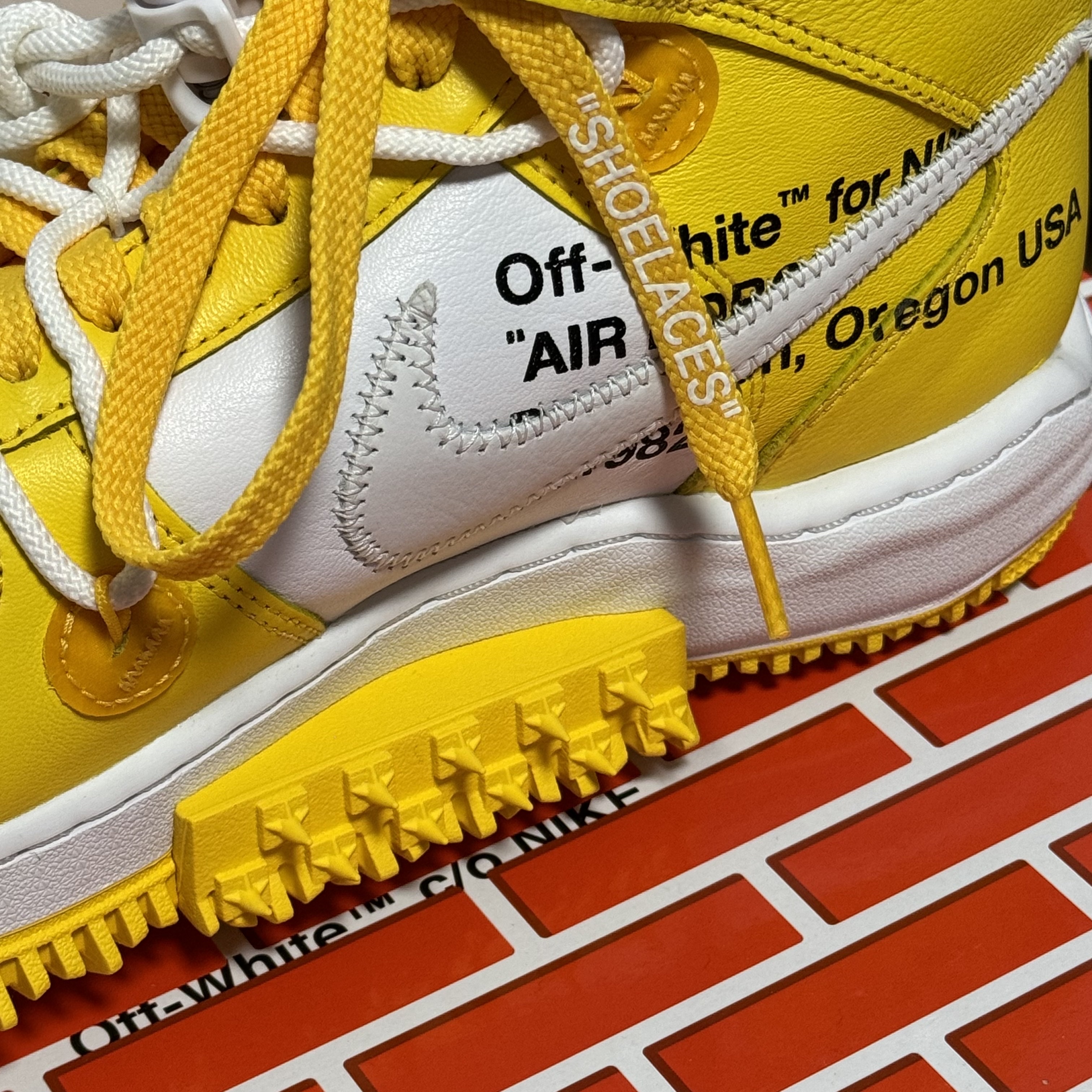 Nike x Off-White Air Force 1 Mid SP Leather Varsity Maize 착용 스타일 - 4