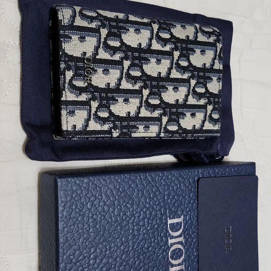 Dior Bi-Fold Card Holder Beige & Black Dior Oblique Jacquard 착용 스타일