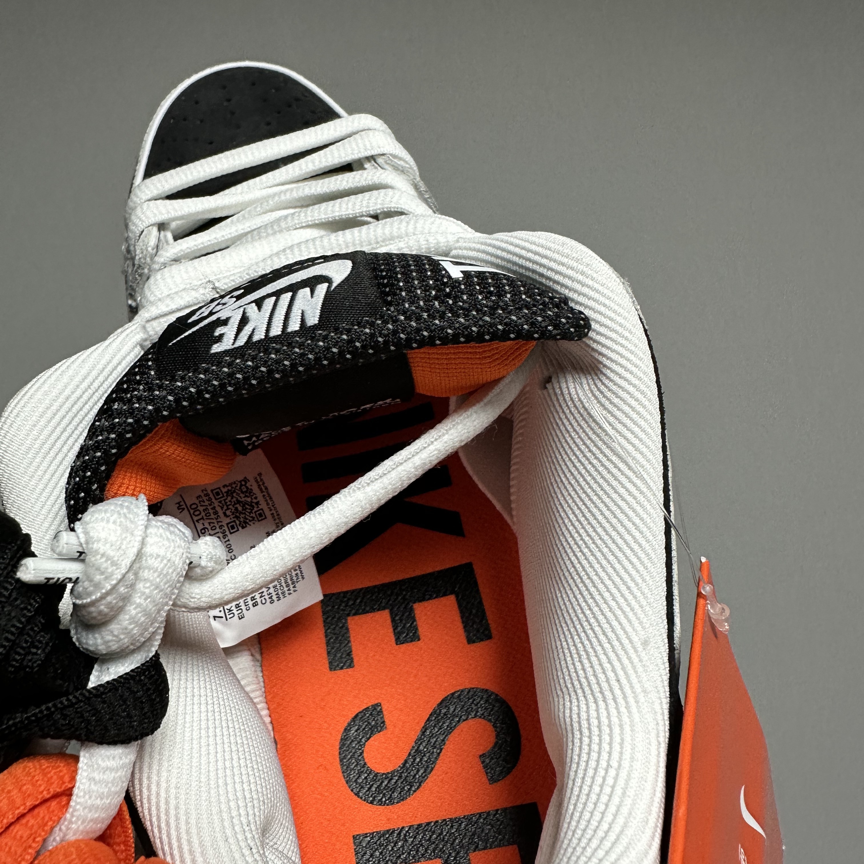 Nike x Tightbooth SB Dunk Low Pro Black and White 착용 스타일 - 6