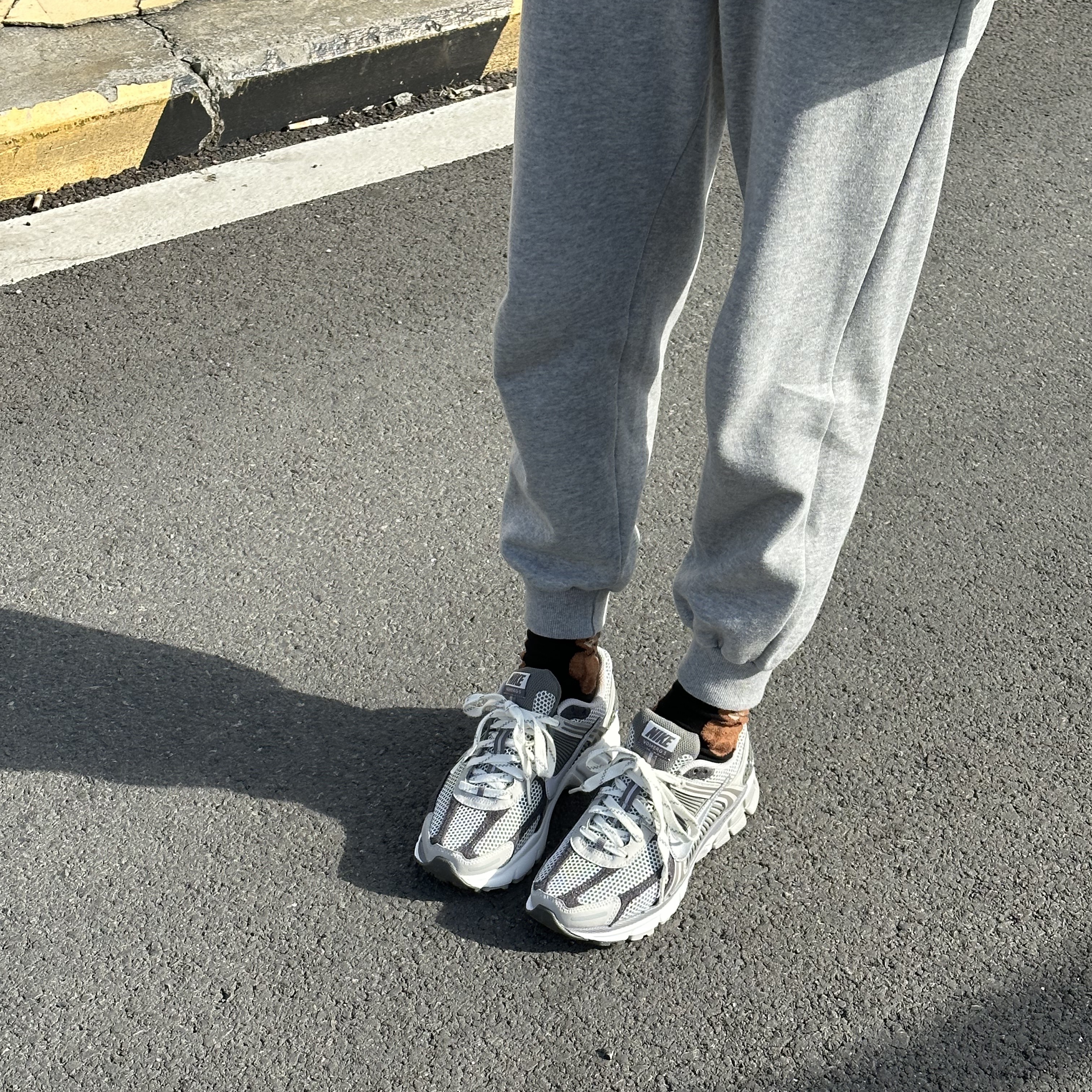 Nike Zoom Vomero 5 PRM Light Iron Ore and Flat Fewter 착용 스타일 - 2