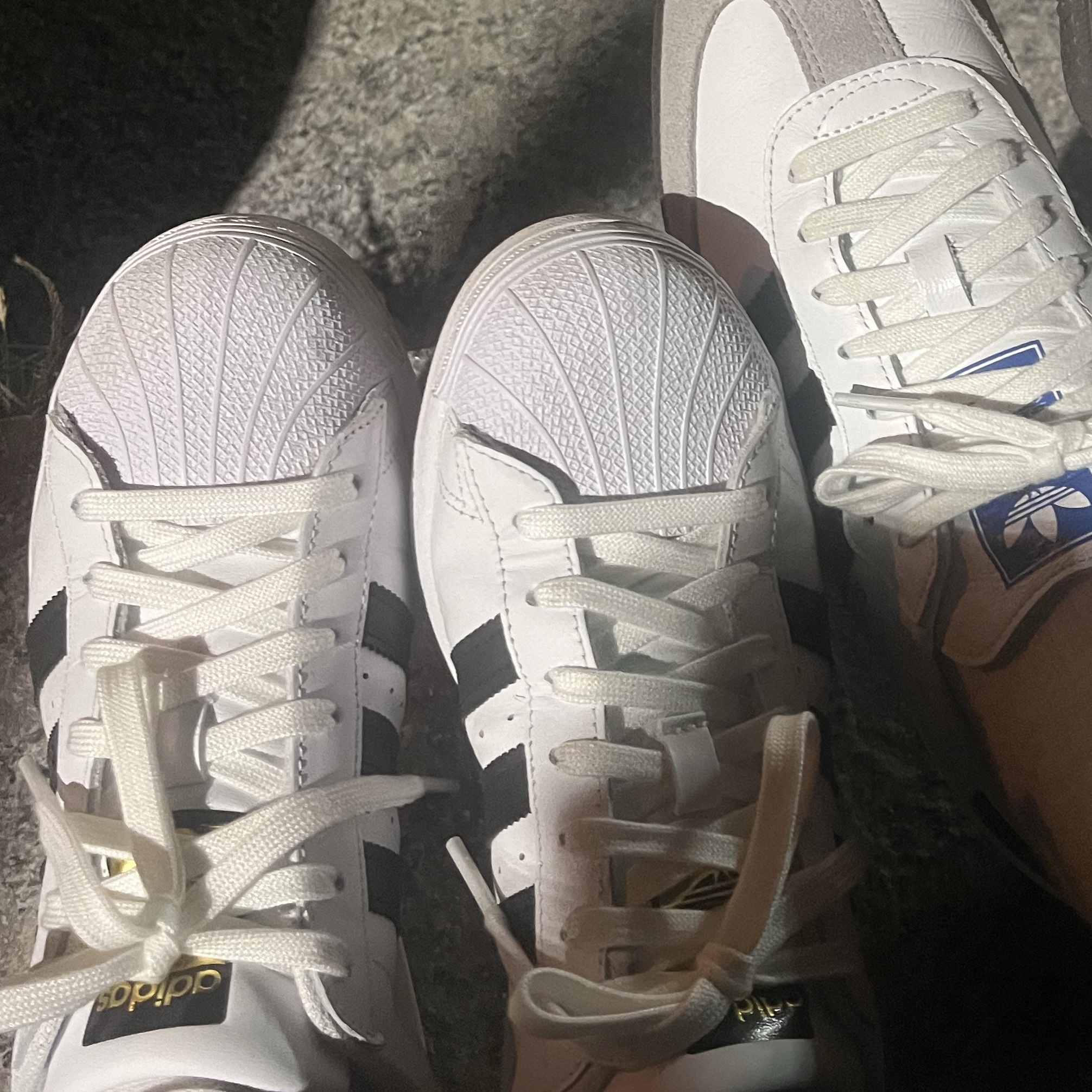 Adidas Superstar White Black 착용 스타일 - 2