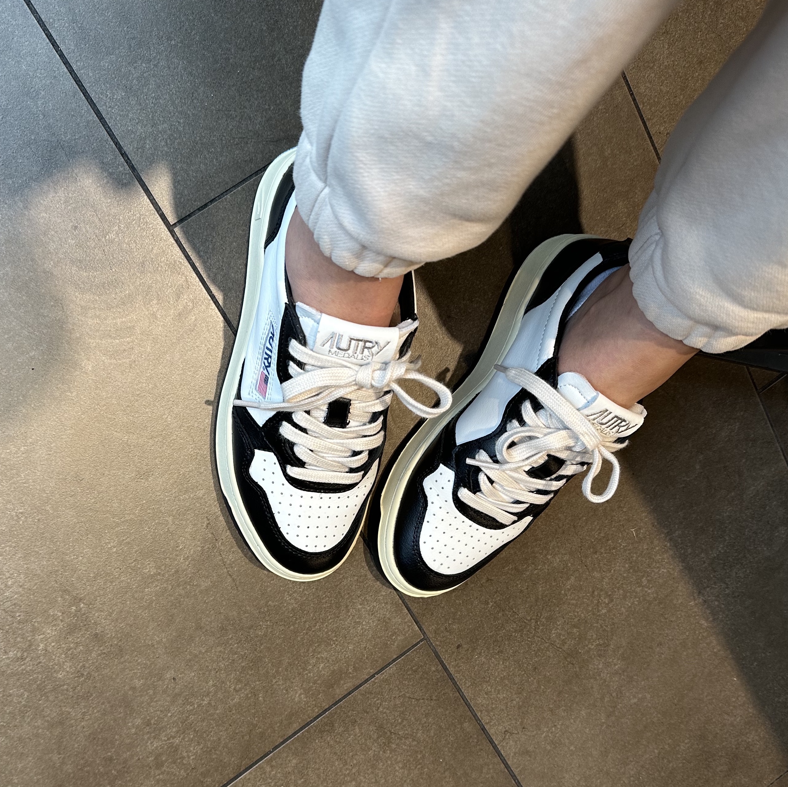 (W) Autry Medalist Low Leather Sneakers Black White 착용 스타일 - 2