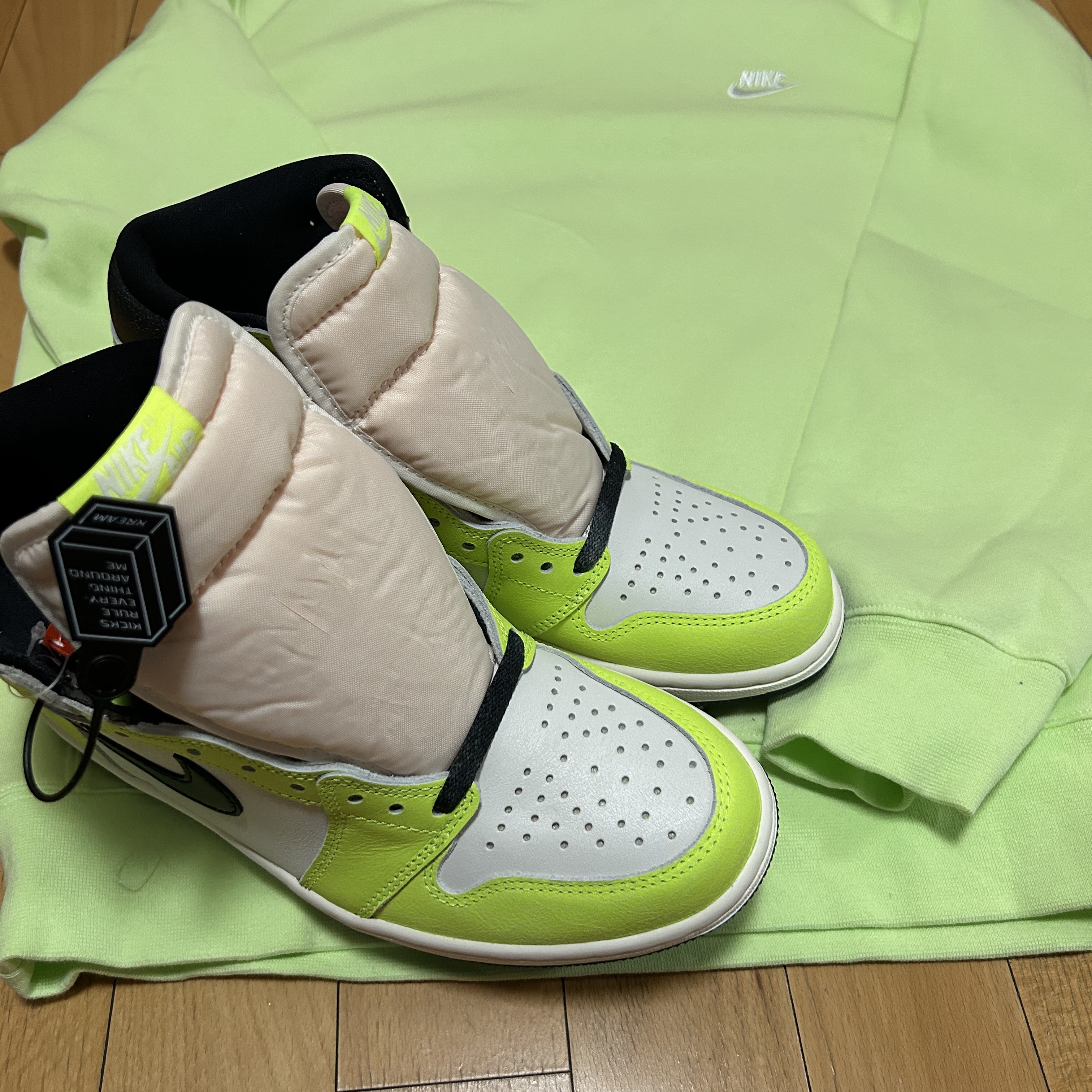 Nike Club Fleece Crew Sweatshirt Light Liquid Lime - Asia, Jordan 1 Retro High OG Volt 착용 스타일