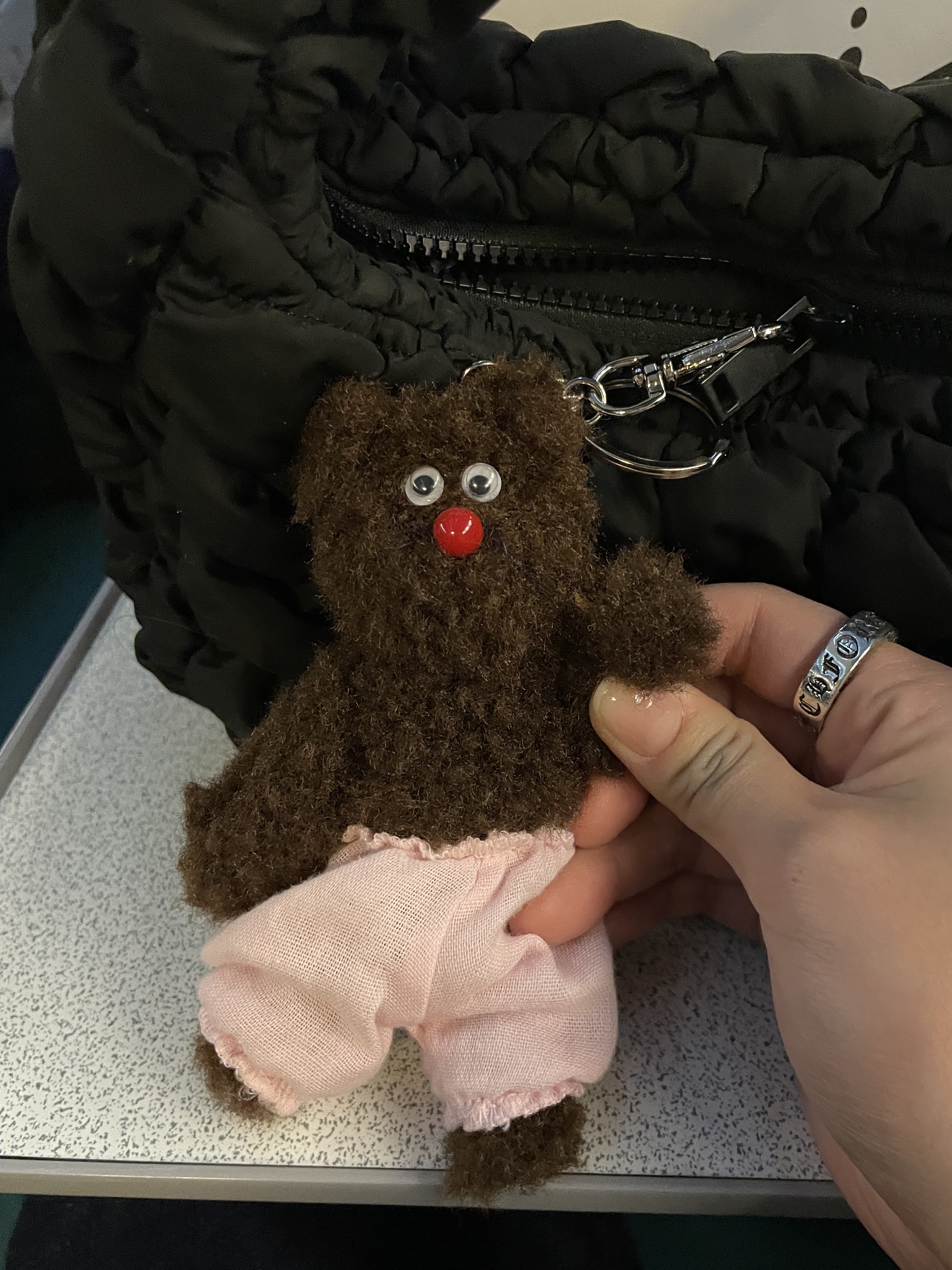 Monamhee Bred Keyring with Pink Pants Brown, COS Quilted Mini Bag Black 착용 스타일