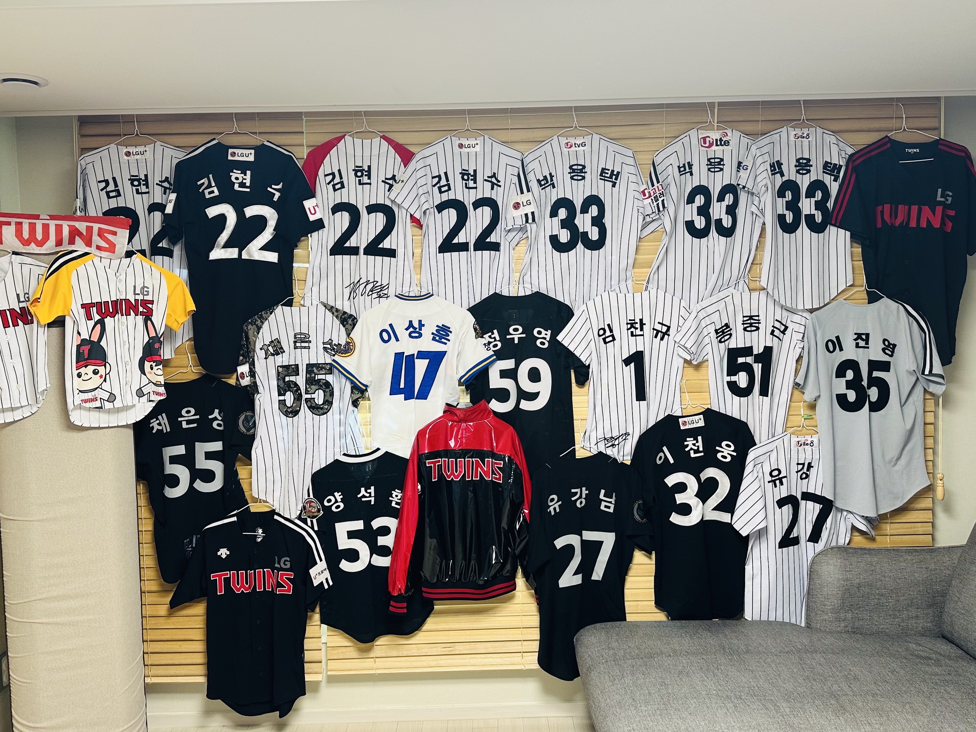 BDNS x LG TWINS Dugout Jacket Red 착용 스타일 - 9