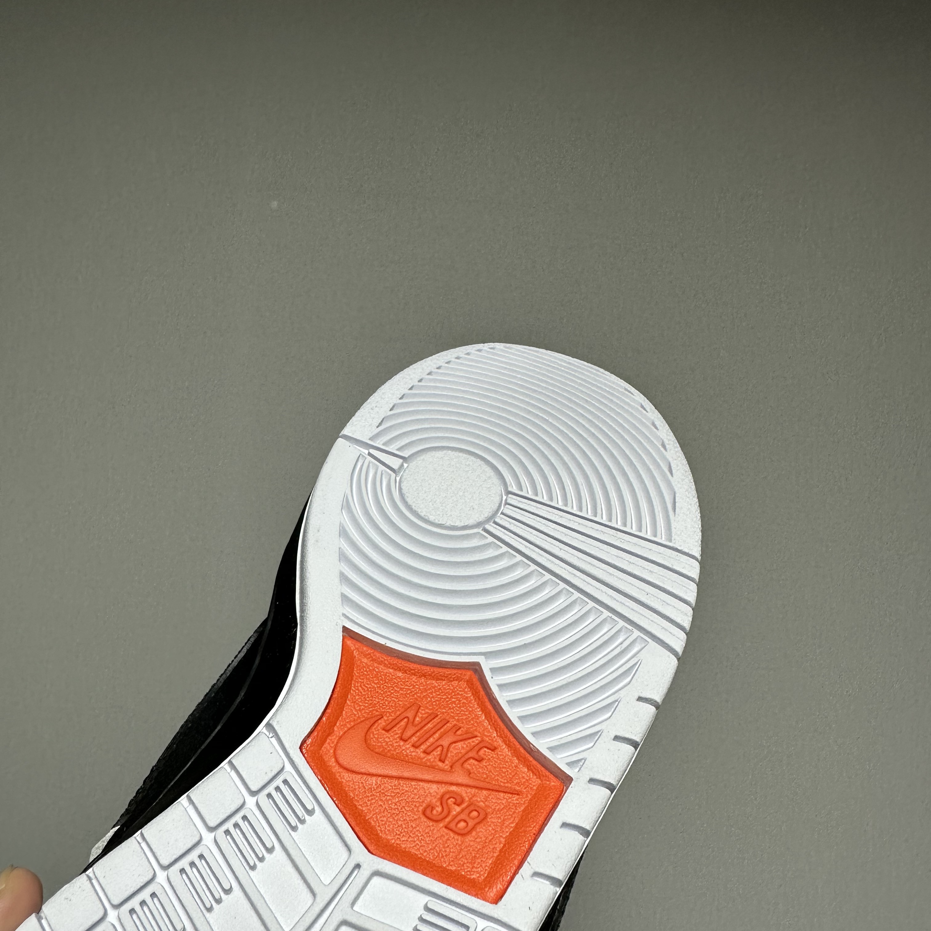 Nike x Tightbooth SB Dunk Low Pro Black and White 착용 스타일 - 4