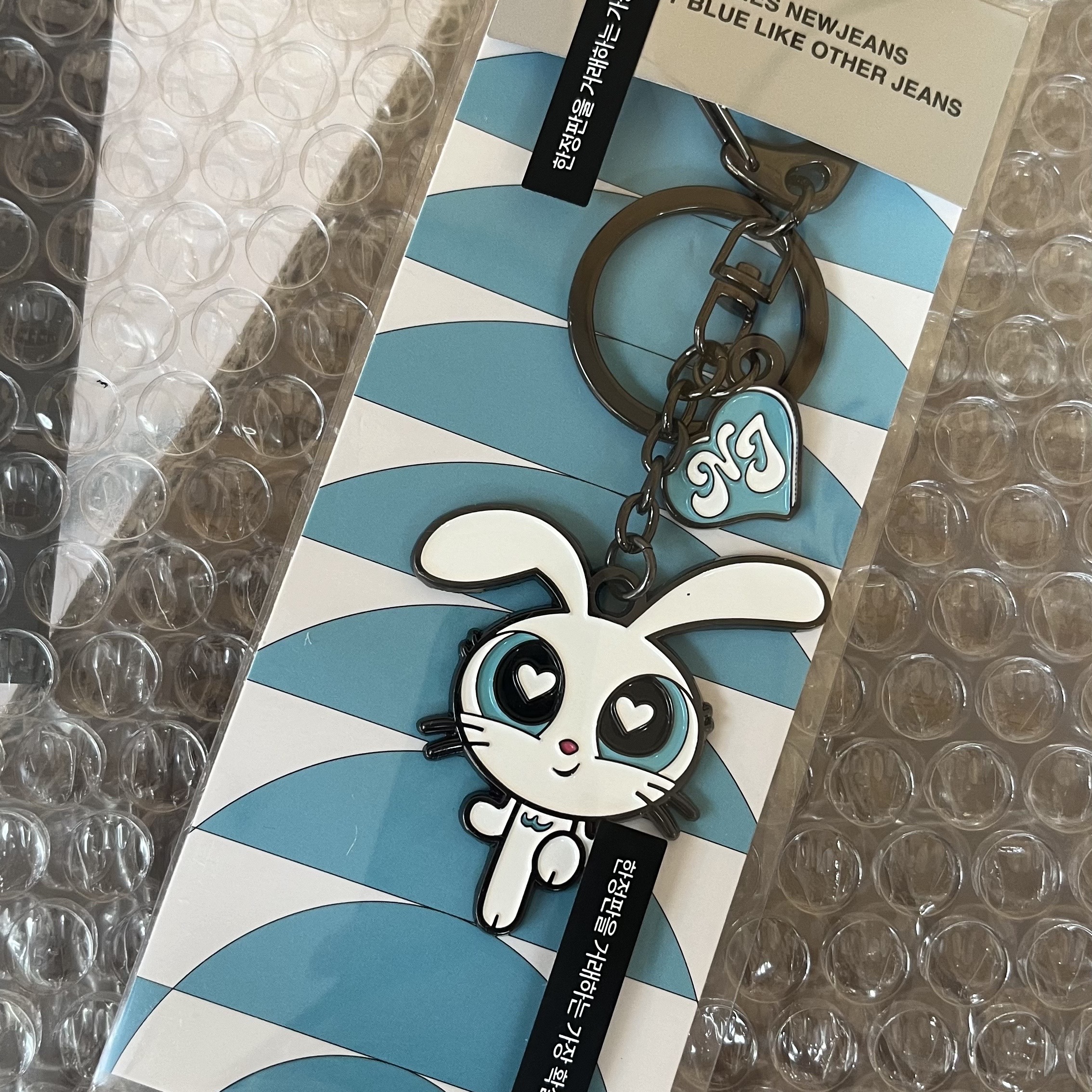 NewJeans x The Powerpuff Girls Metal Keyring Bunny 착용 스타일