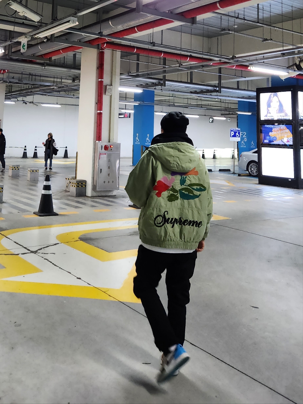 Supreme Needlepoint Hooded Jacket Olive - 23FW, Jordan 1 Retro Low OG Black and Dark Powder Blue 착용 스타일 - 3