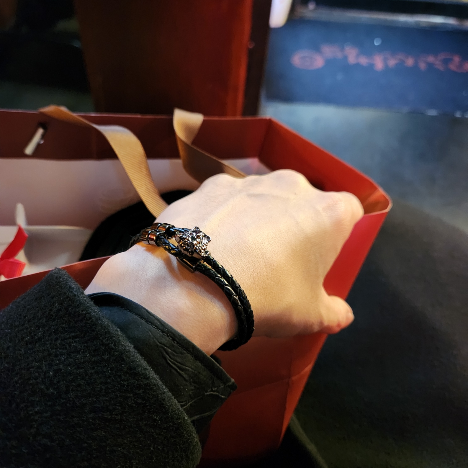 Versace Medusa Braided Leather Bracelet Black 착용 스타일