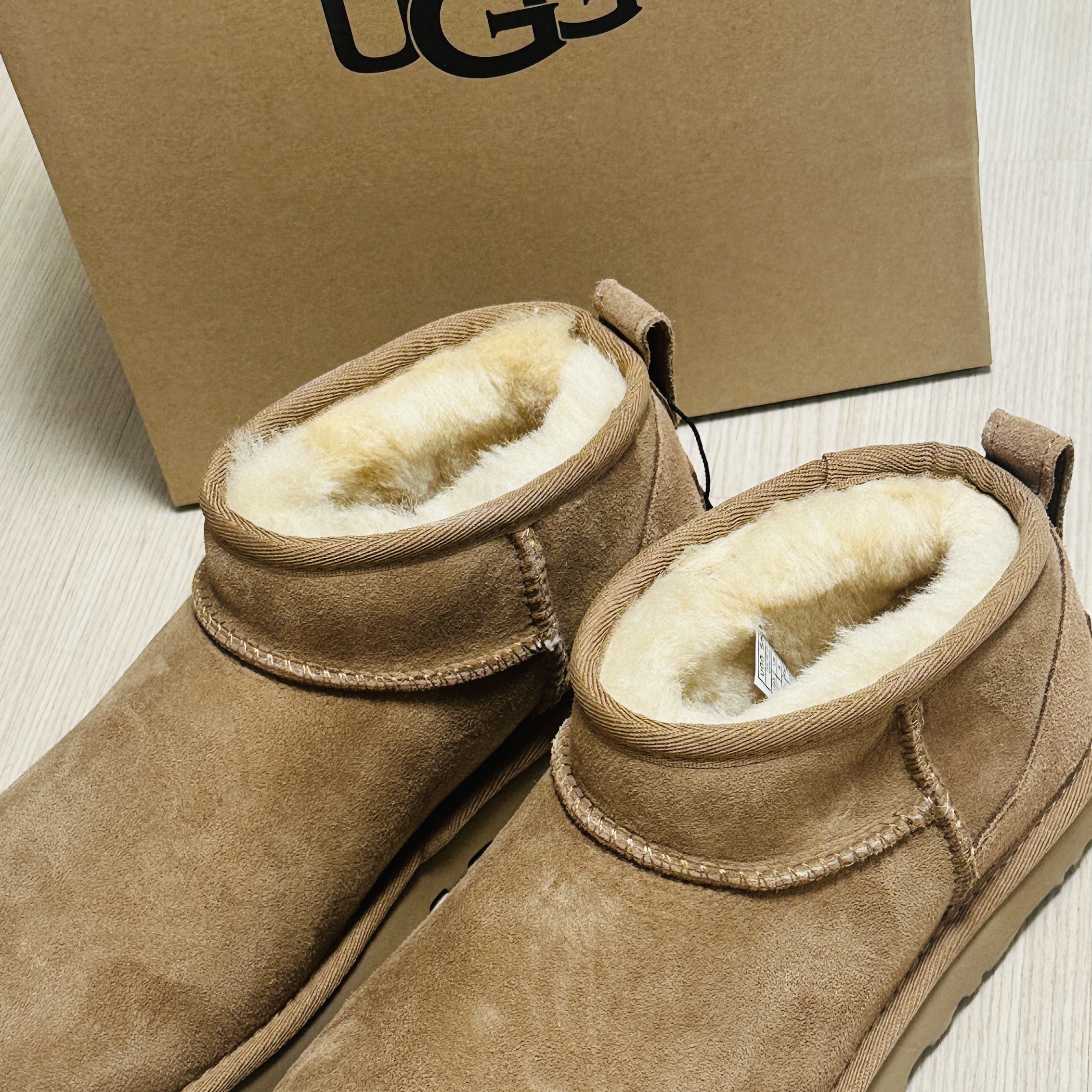 (W) UGG Classic Ultra Mini Boots Chestnut 착용 스타일