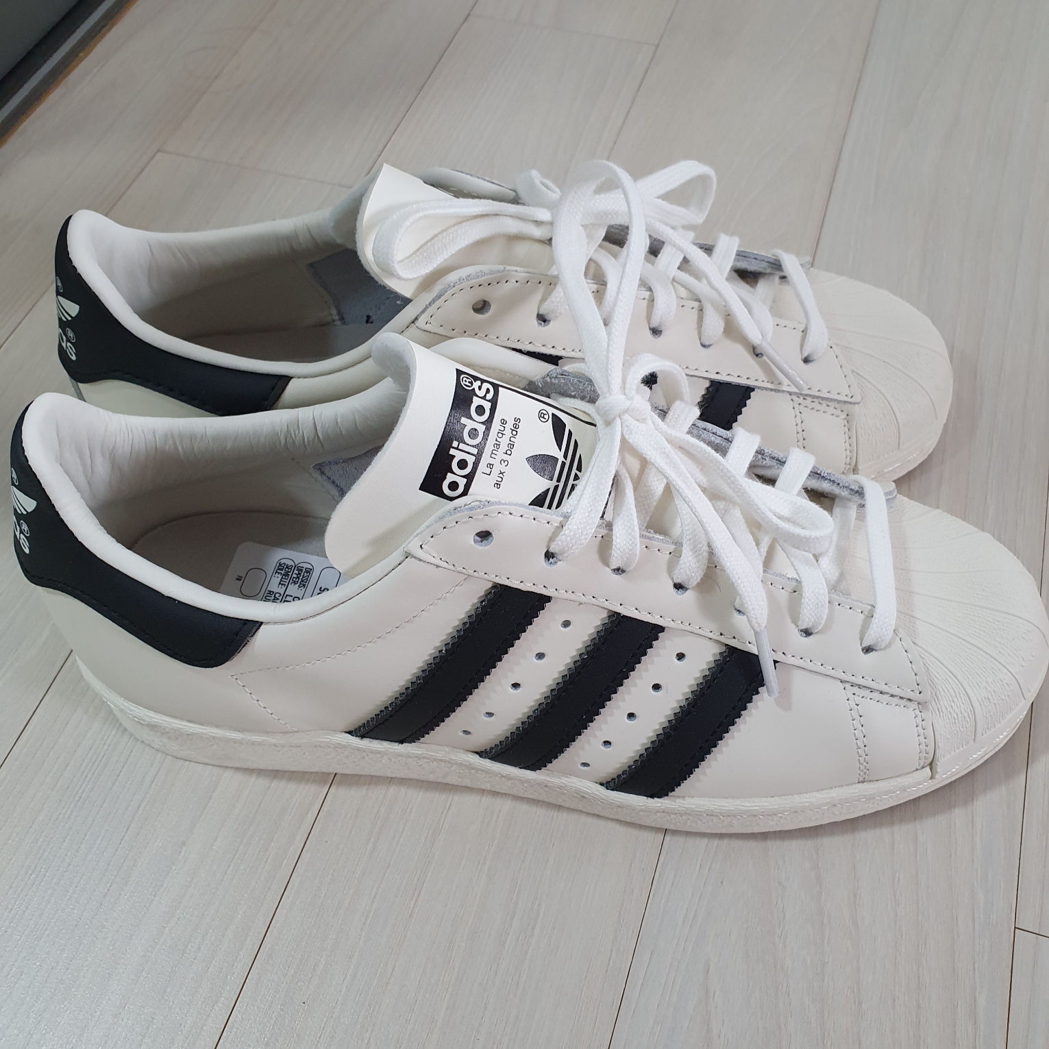 Adidas Superstar 82 White Black 착용 스타일 - 2