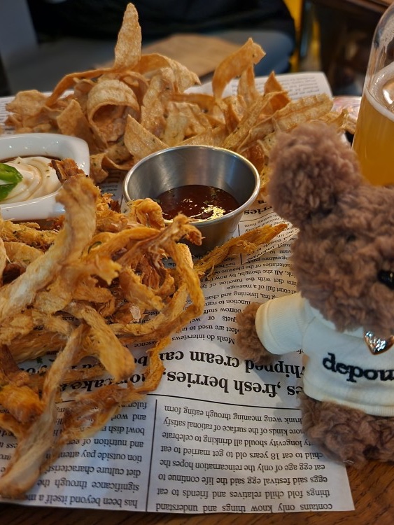 Uniqlo UT x Kaws Short Sleeve Graphic T-Shirt White - KR, STU x Monamhee Stu 착용 스타일 - 5