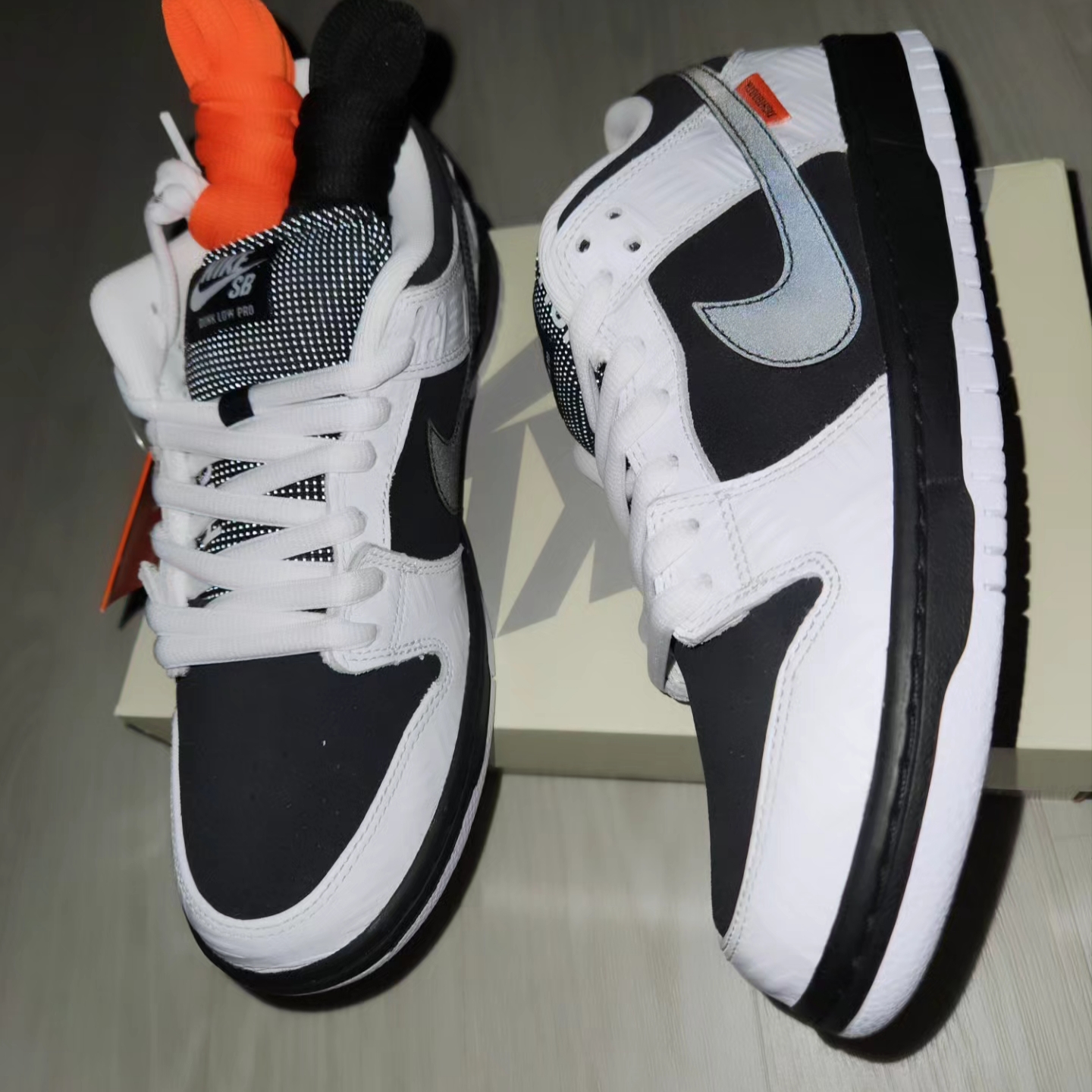 Nike x Tightbooth SB Dunk Low Pro Black and White 착용 스타일 - 2