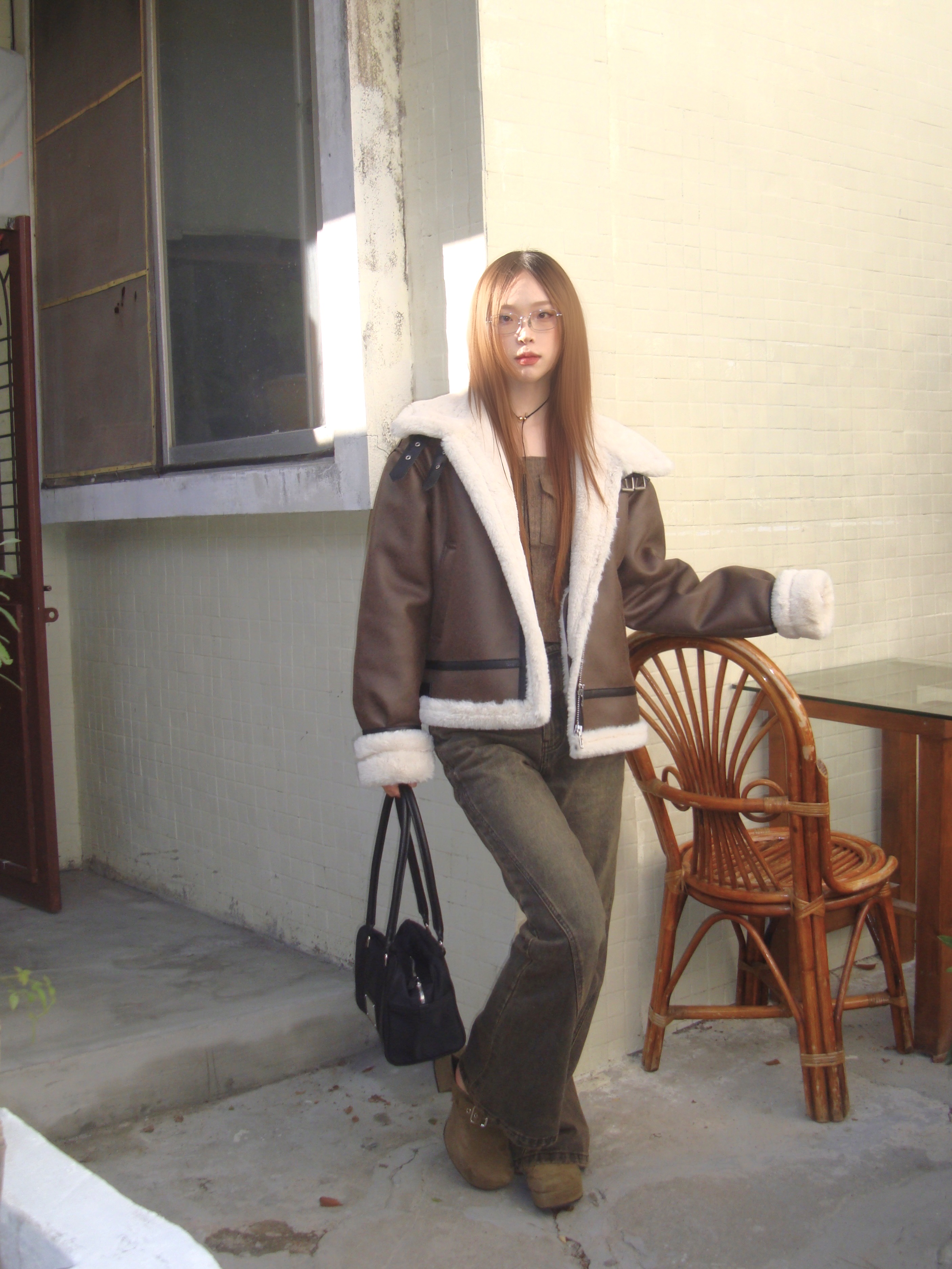 Matin Kim Sporty Tote Bag Black, Millo Women Curved Flare Jeans Washed Brown 착용 스타일 - 2