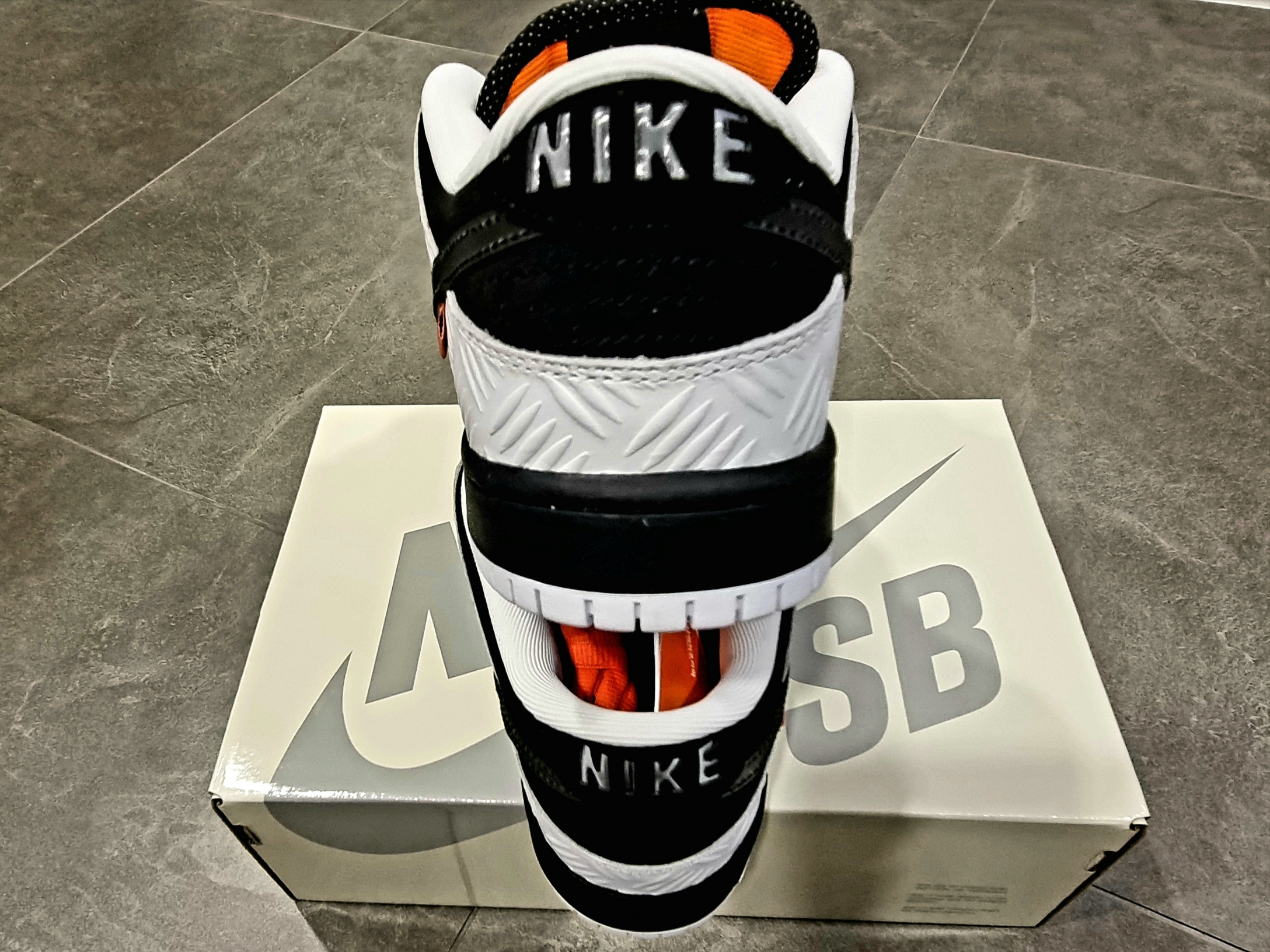 Nike x Tightbooth SB Dunk Low Pro Black and White 착용 스타일 - 5