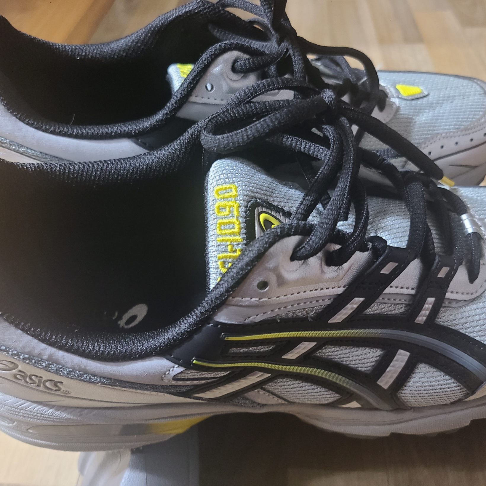 Asics Gel-1090 Mid Grey Black 착용 스타일