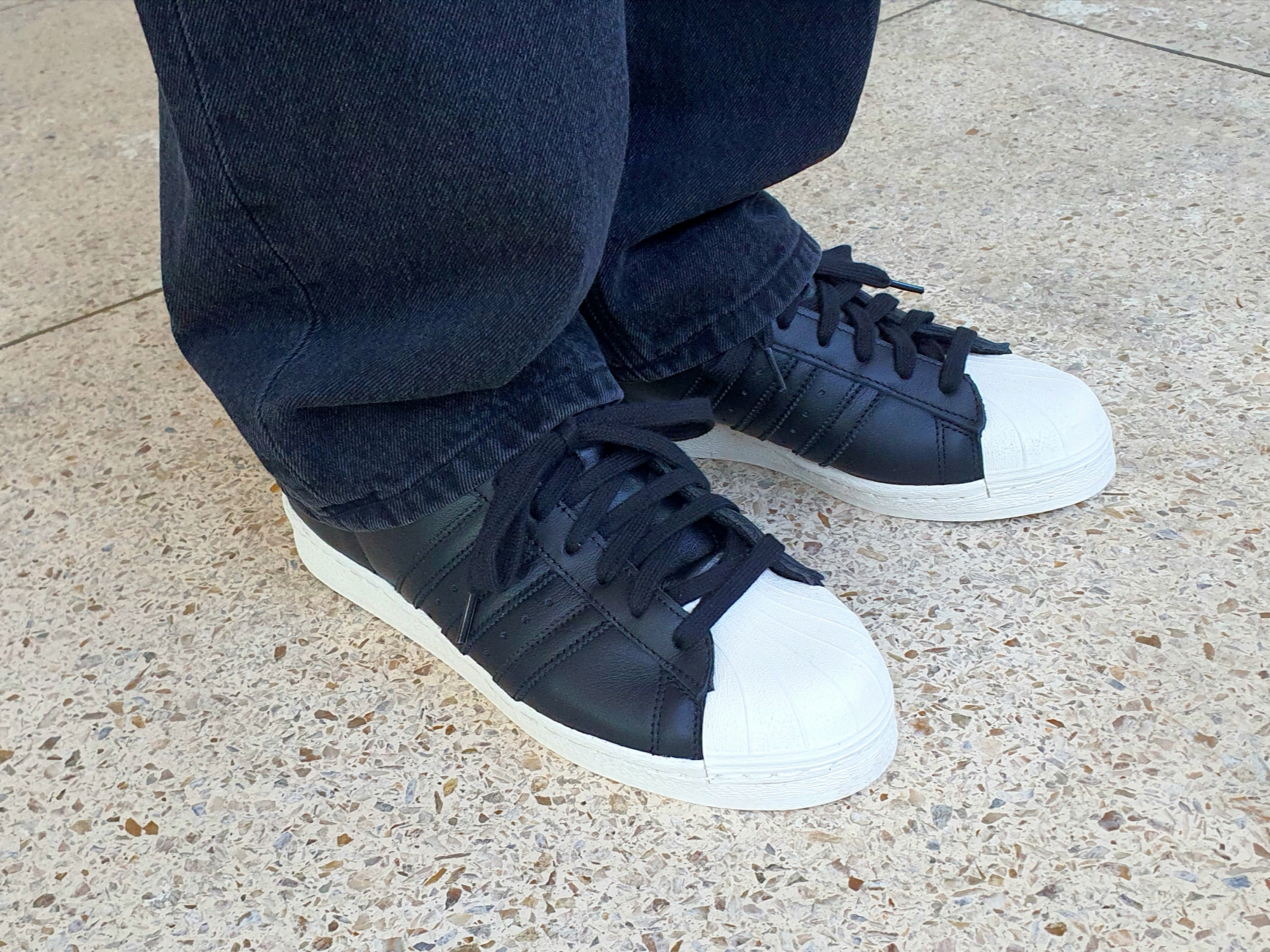 Adidas Superstar 82 Core Black Off White 착용 스타일 - 2