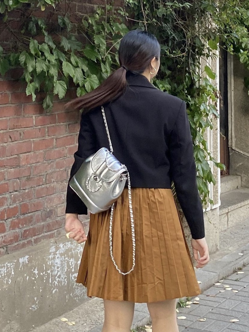 Cardinal Red Hawoo-A Bag Silver 착용 스타일