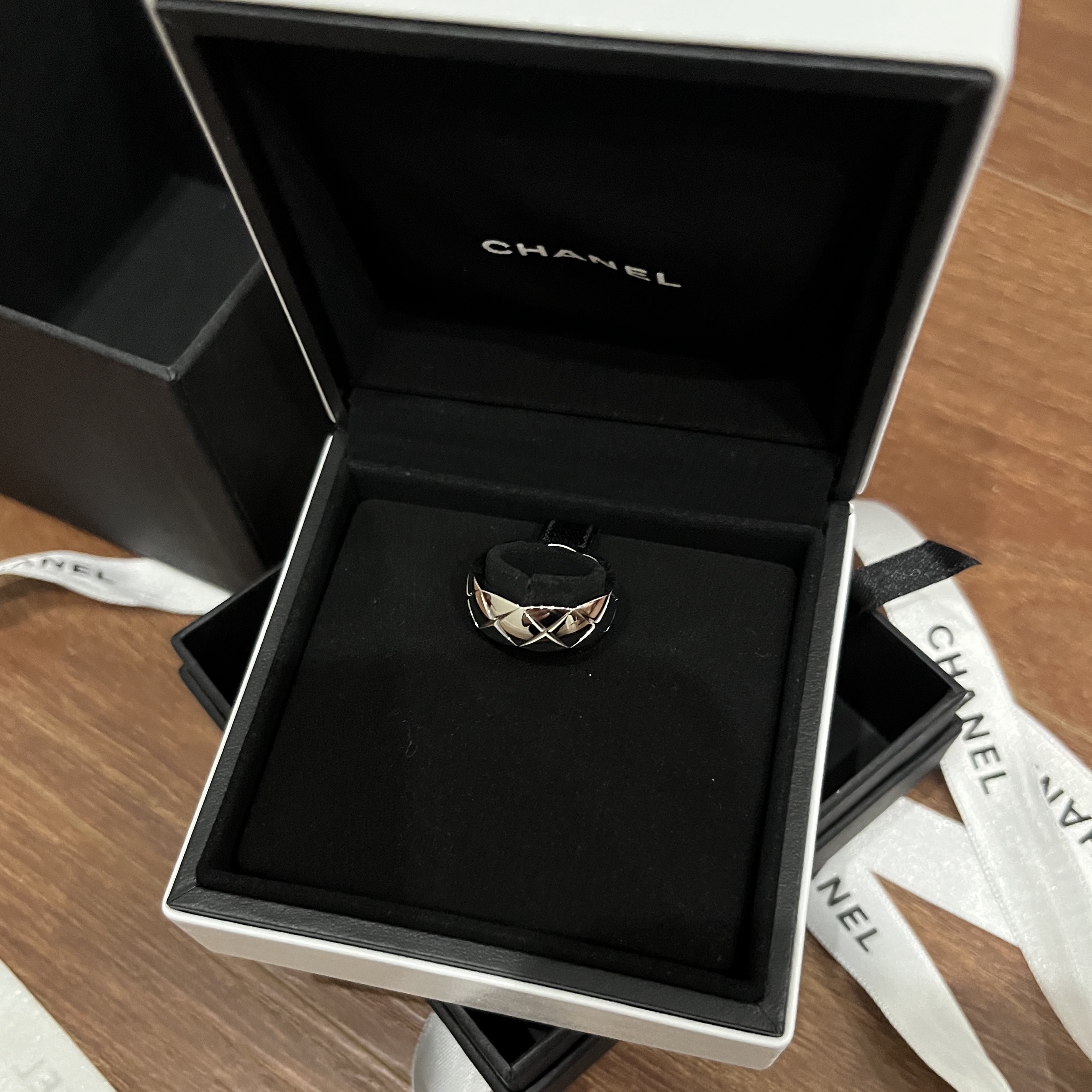 Chanel Coco Crush Ring Quilted Motif Small & 18K White Gold 착용 스타일 - 3