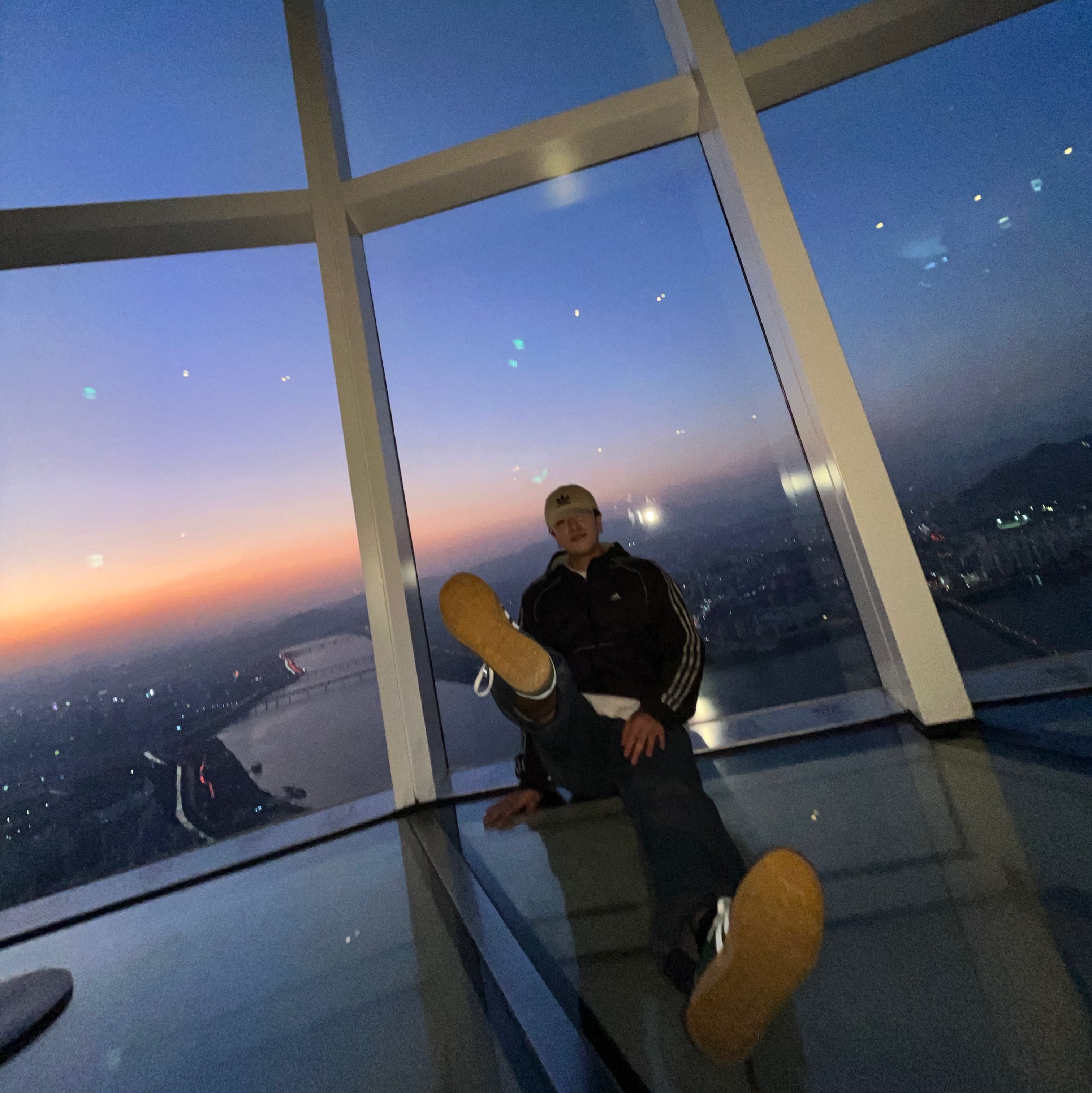 Balenciaga x Adidas Cap Black, Gucci x Adidas Gazelle Sneakers Green Suede 착용 스타일 - 3