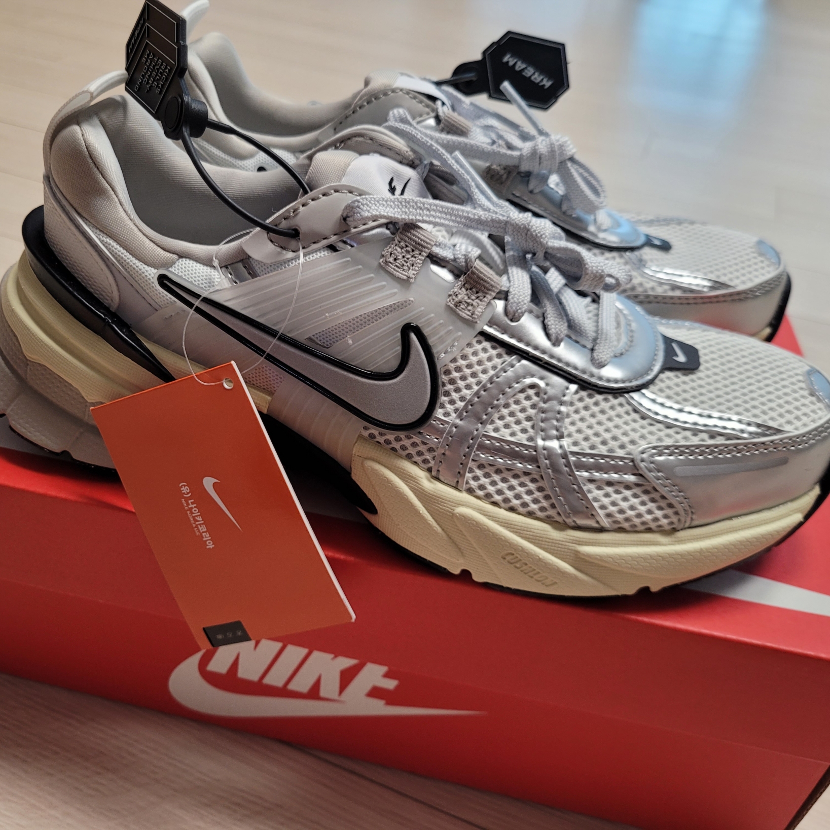 Nike V2K Run Summit White Metallic Silver 착용 스타일 - 1