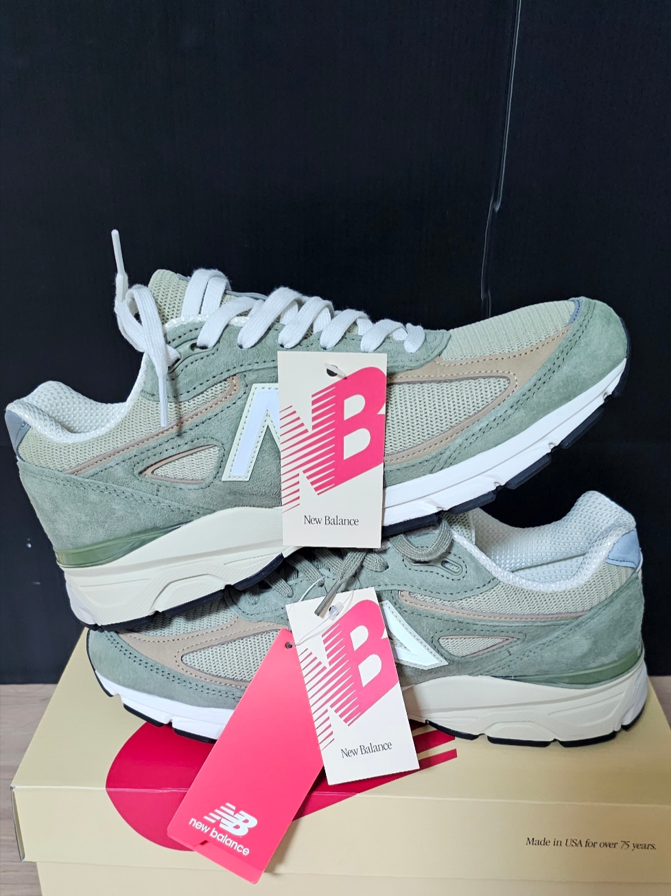 New Balance 990v4 Made in USA Olive Incense 착용 스타일 - 3