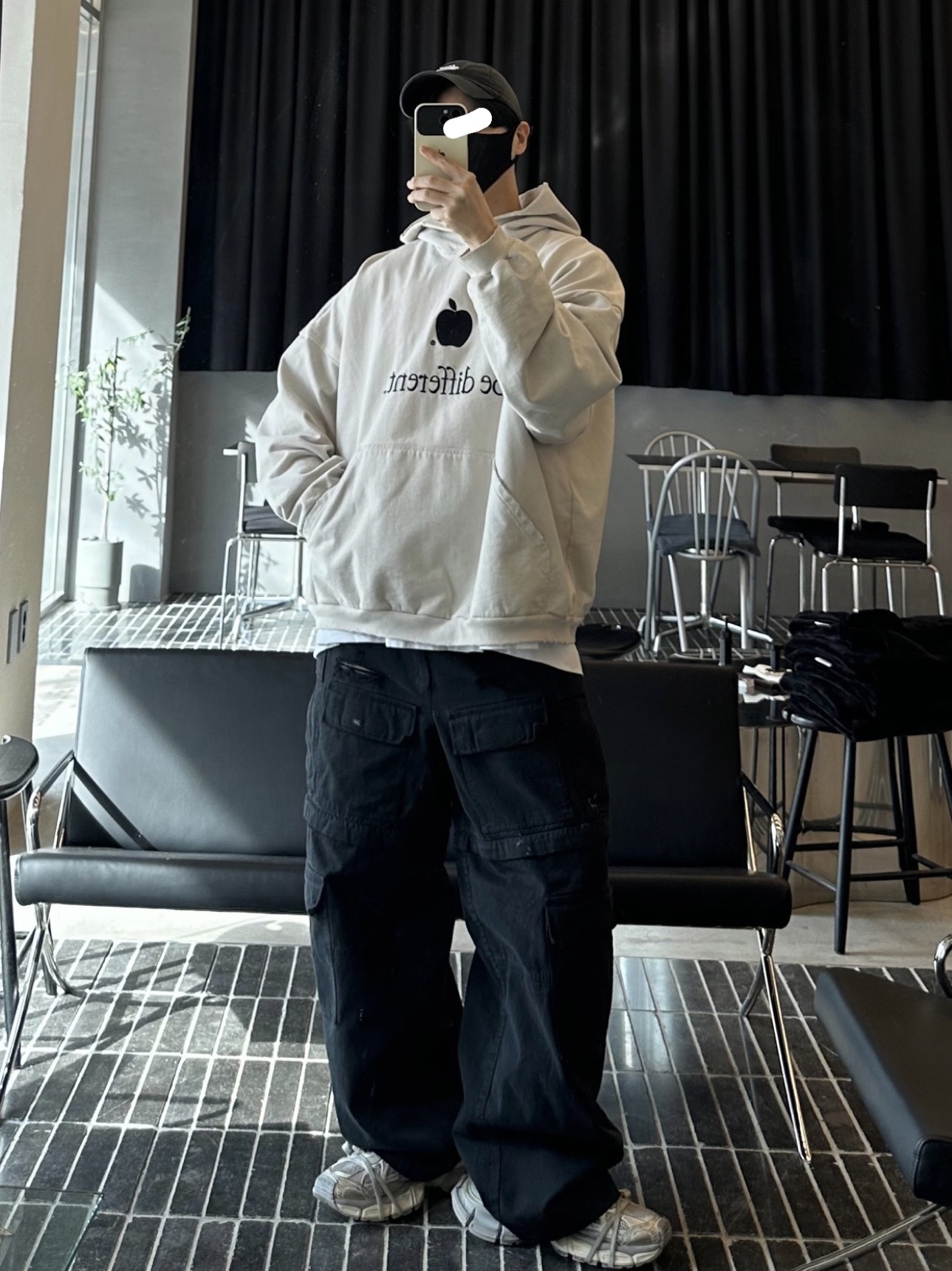 Balenciaga 3XL Sneakers Light Beige, Balenciaga Cotton Ripstop Large Fit Cargo Pants Black 착용 스타일 - 2