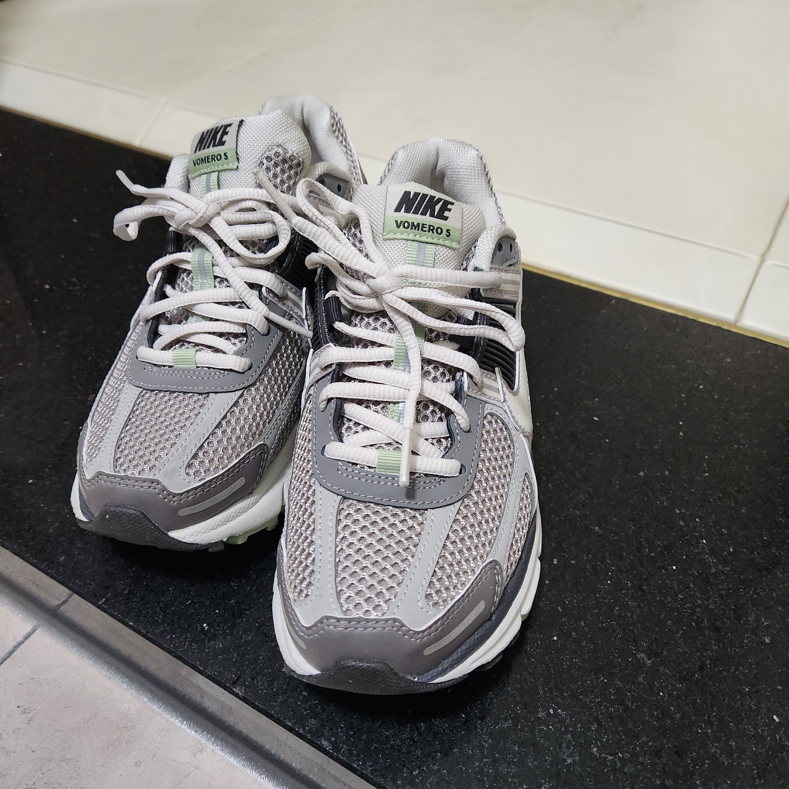 (W) Nike Zoom Vomero 5 Cobblestone and Flat Pewter 착용 스타일 - 1