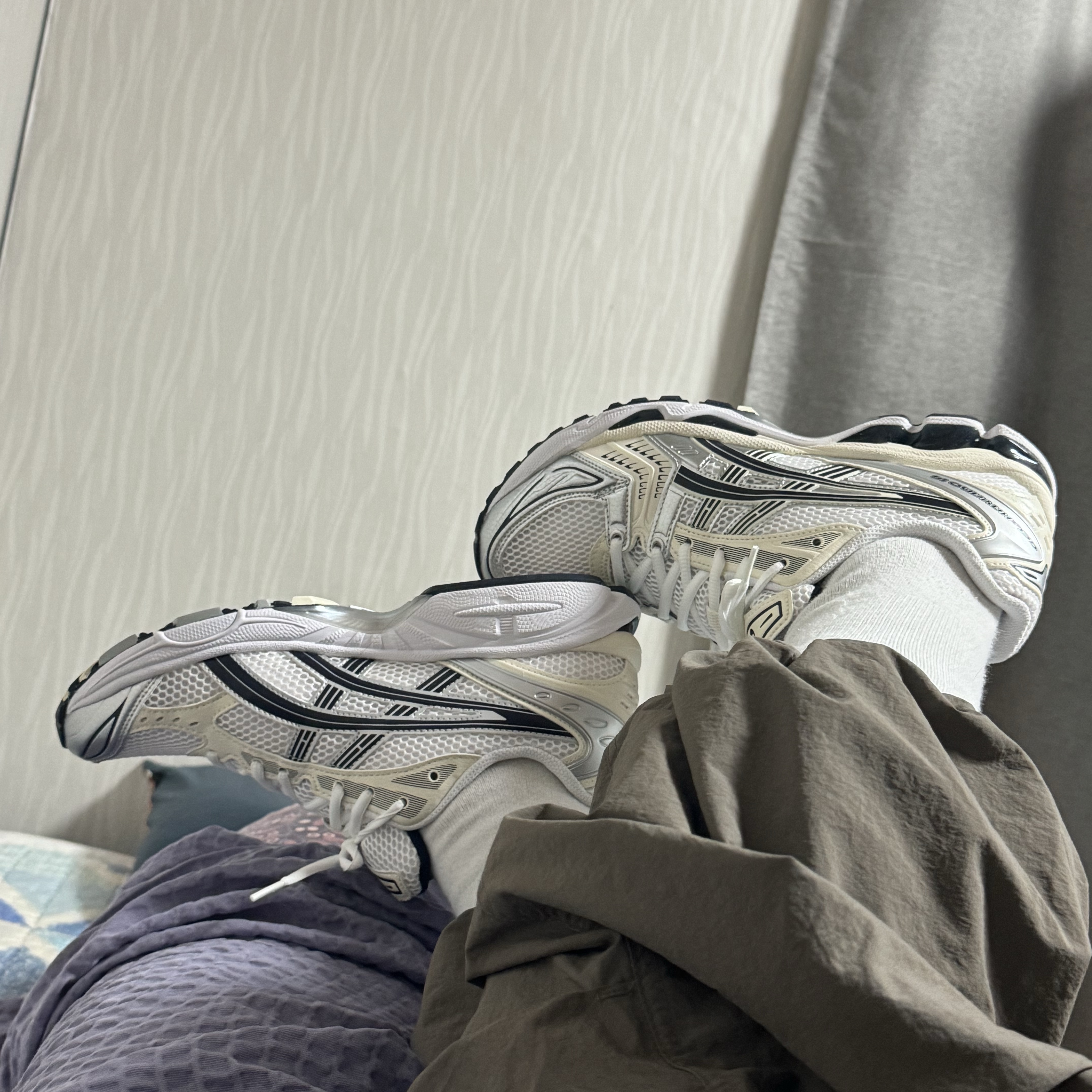 (W) Asics Gel-Kayano 14 White Midnight 착용 스타일 - 5