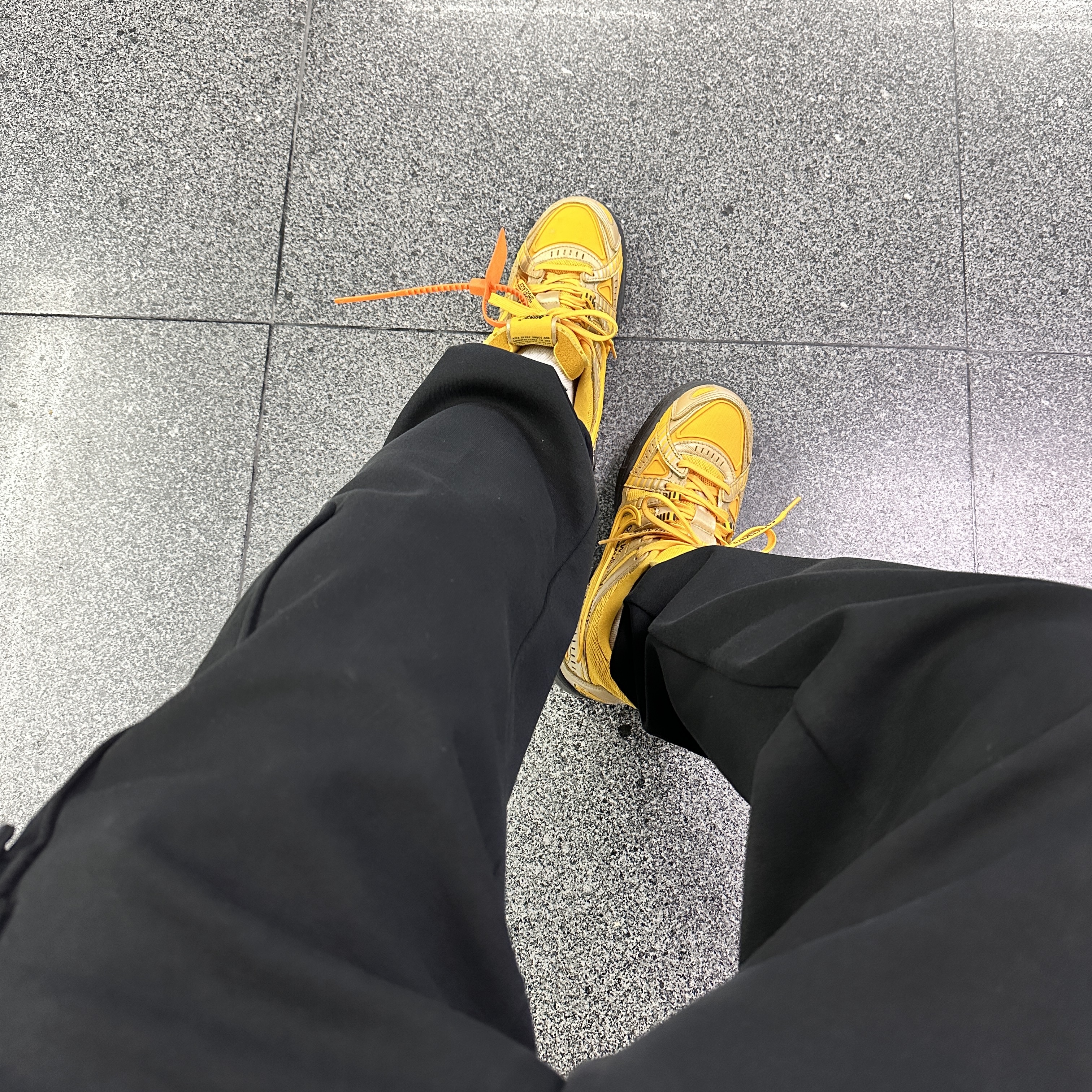 Nike x Off-White Air Rubber Dunk University Gold 착용 스타일 - 2