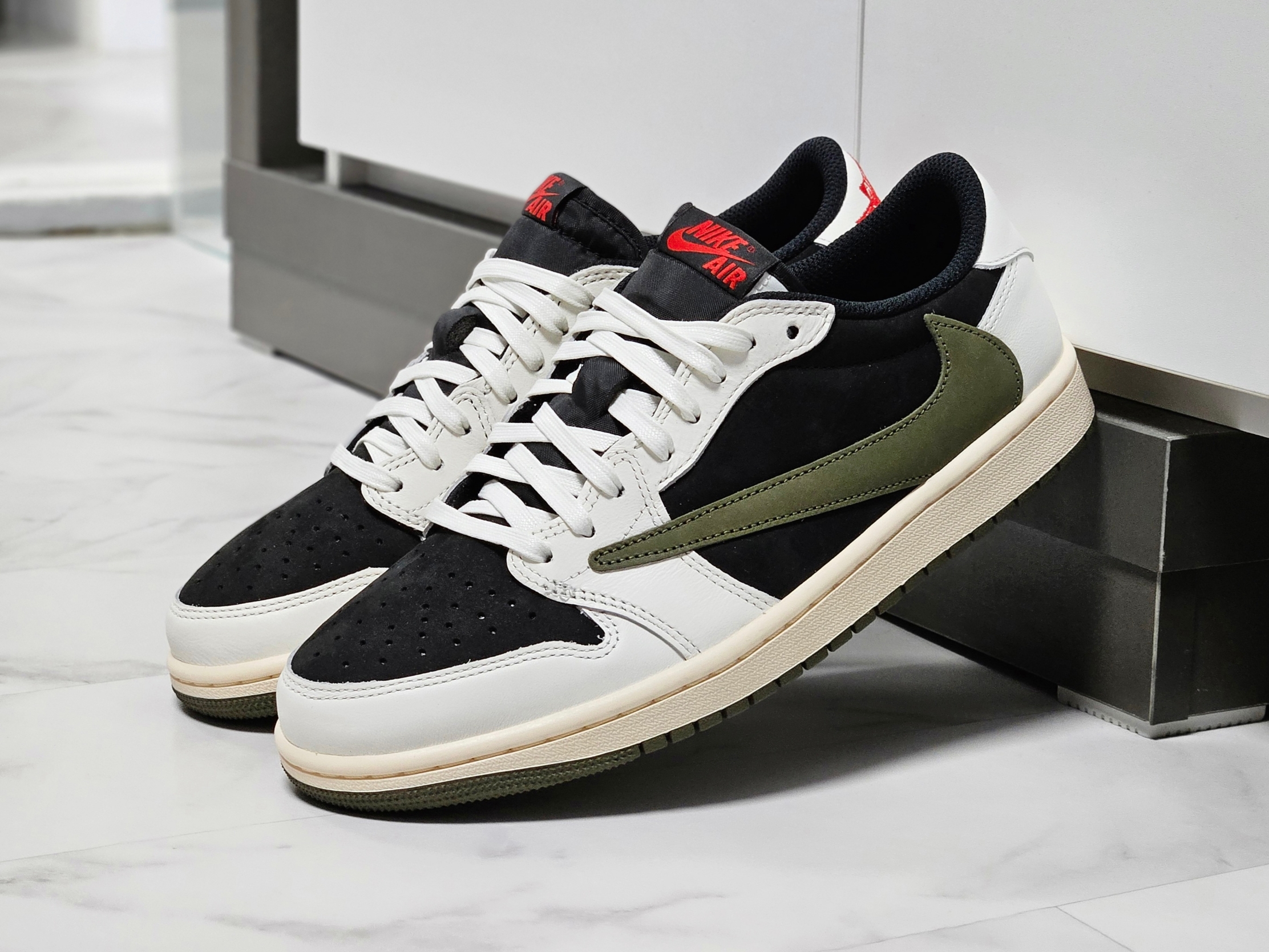 (W) Jordan 1 x Travis Scott Retro Low OG SP Medium Olive 착용 스타일 - 1