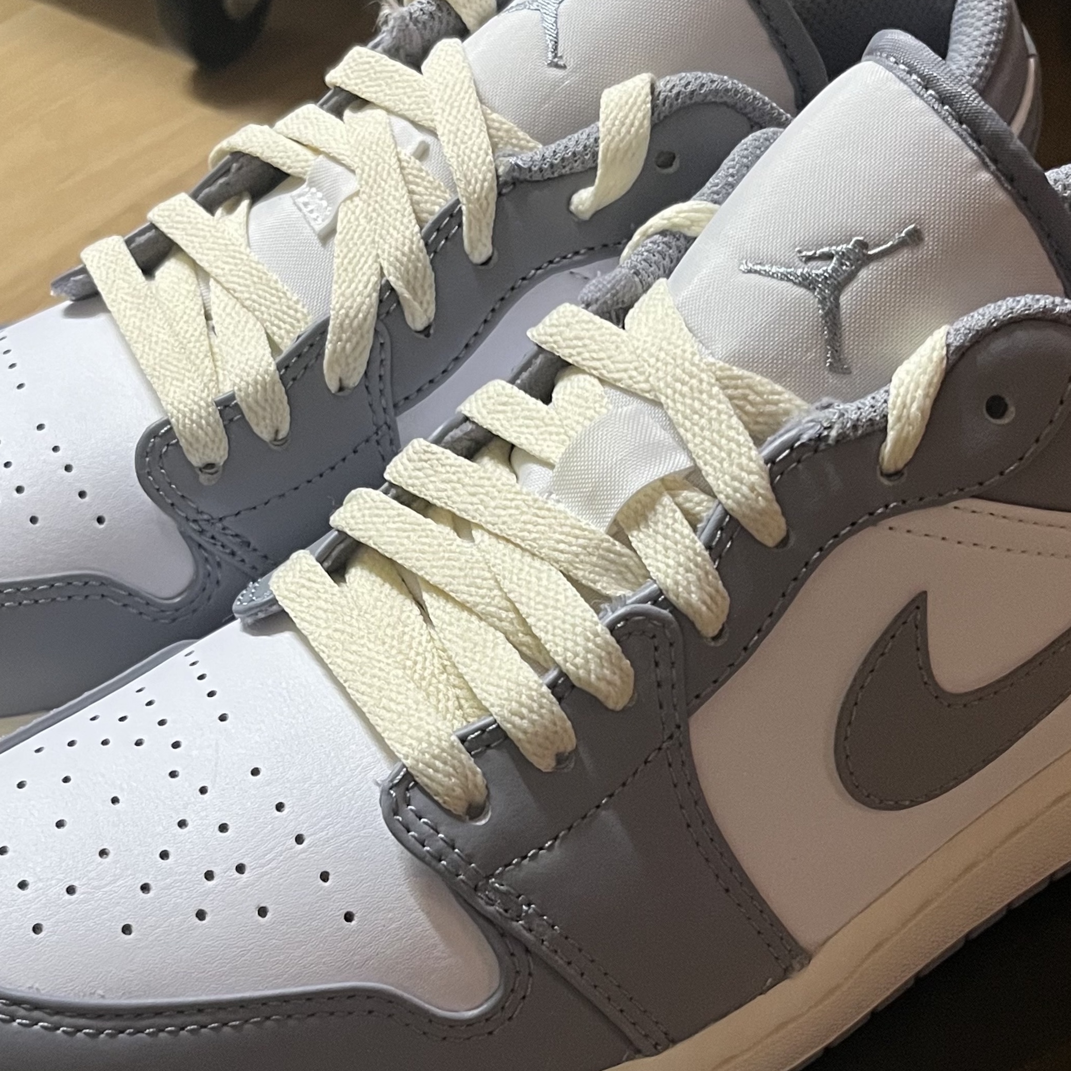 Jordan 1 Low Stealth and White 착용 스타일 - 4