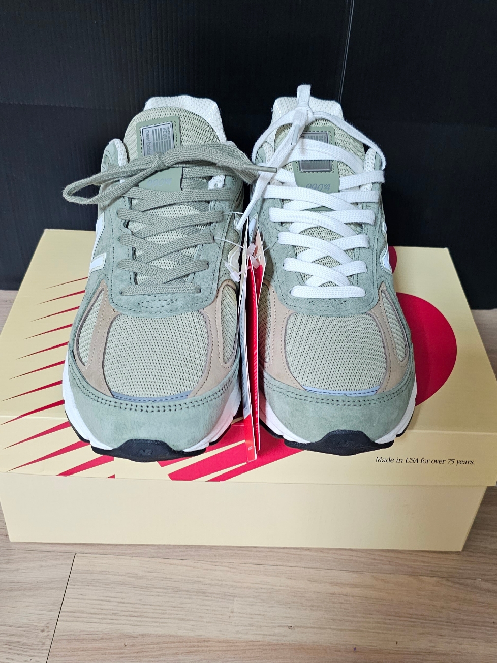 New Balance 990v4 Made in USA Olive Incense 착용 스타일 - 1