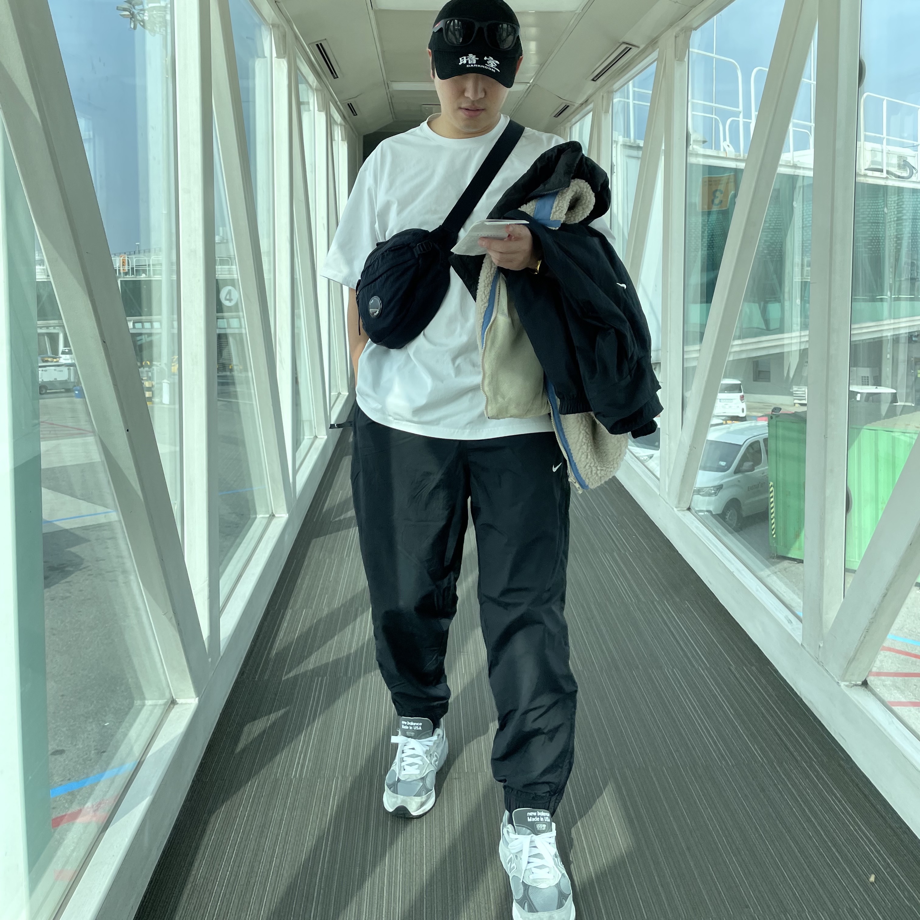 Darkr8m Studio x New Era Unstructured Ball Cap Black, C.P. Company Nylon B Crossbody Pack Black 착용 스타일