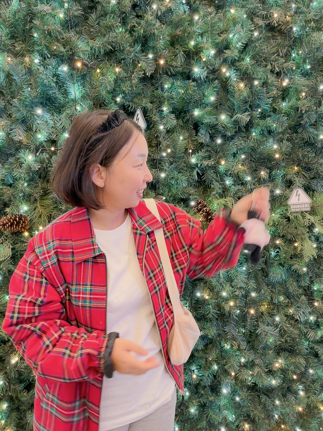 Uniqlo UT x Kaws Short Sleeve Graphic T-Shirt White - KR, STU x Monamhee Stu 착용 스타일 - 2